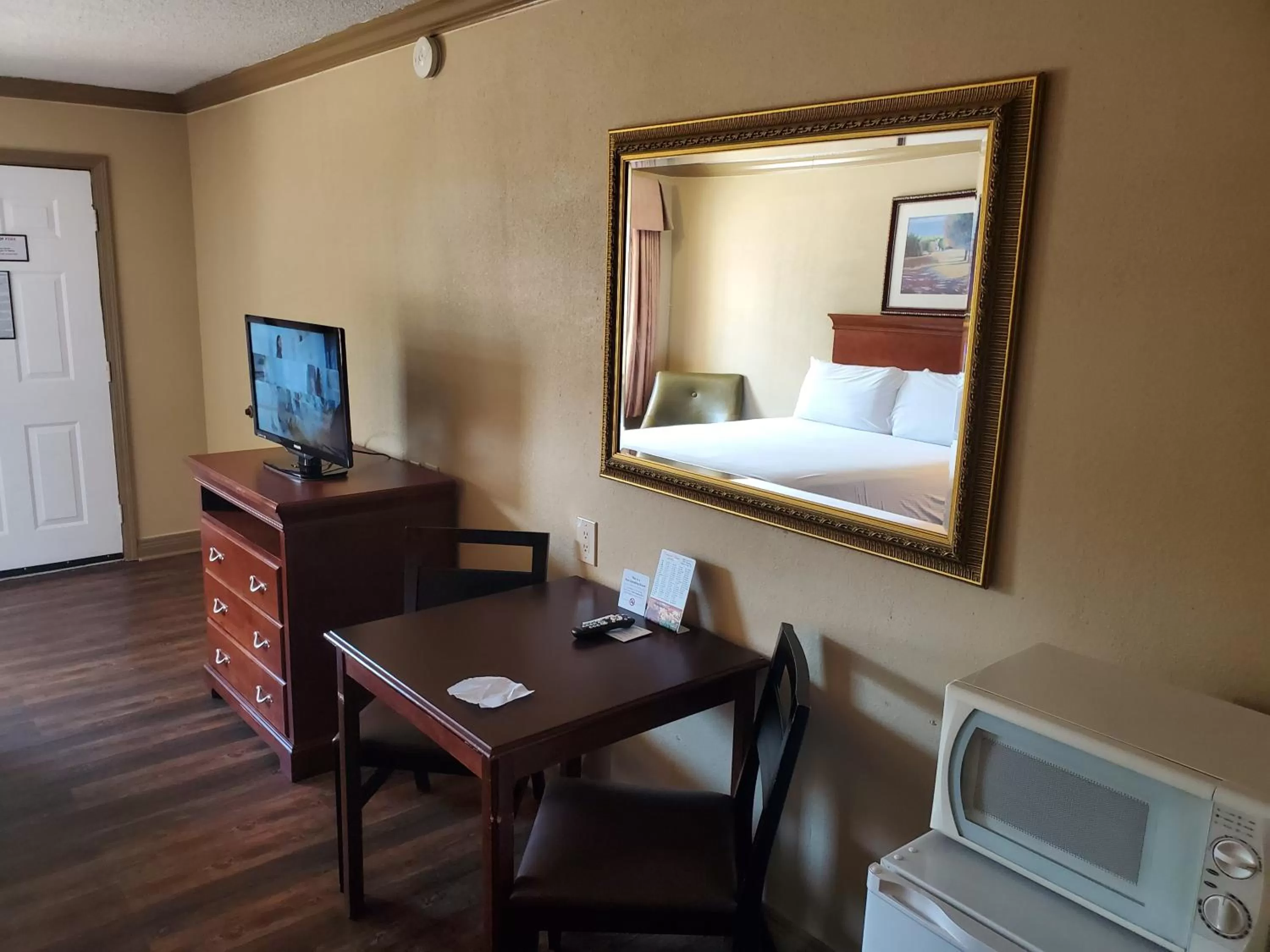 TV and multimedia, TV/Entertainment Center in Colonial House Motel