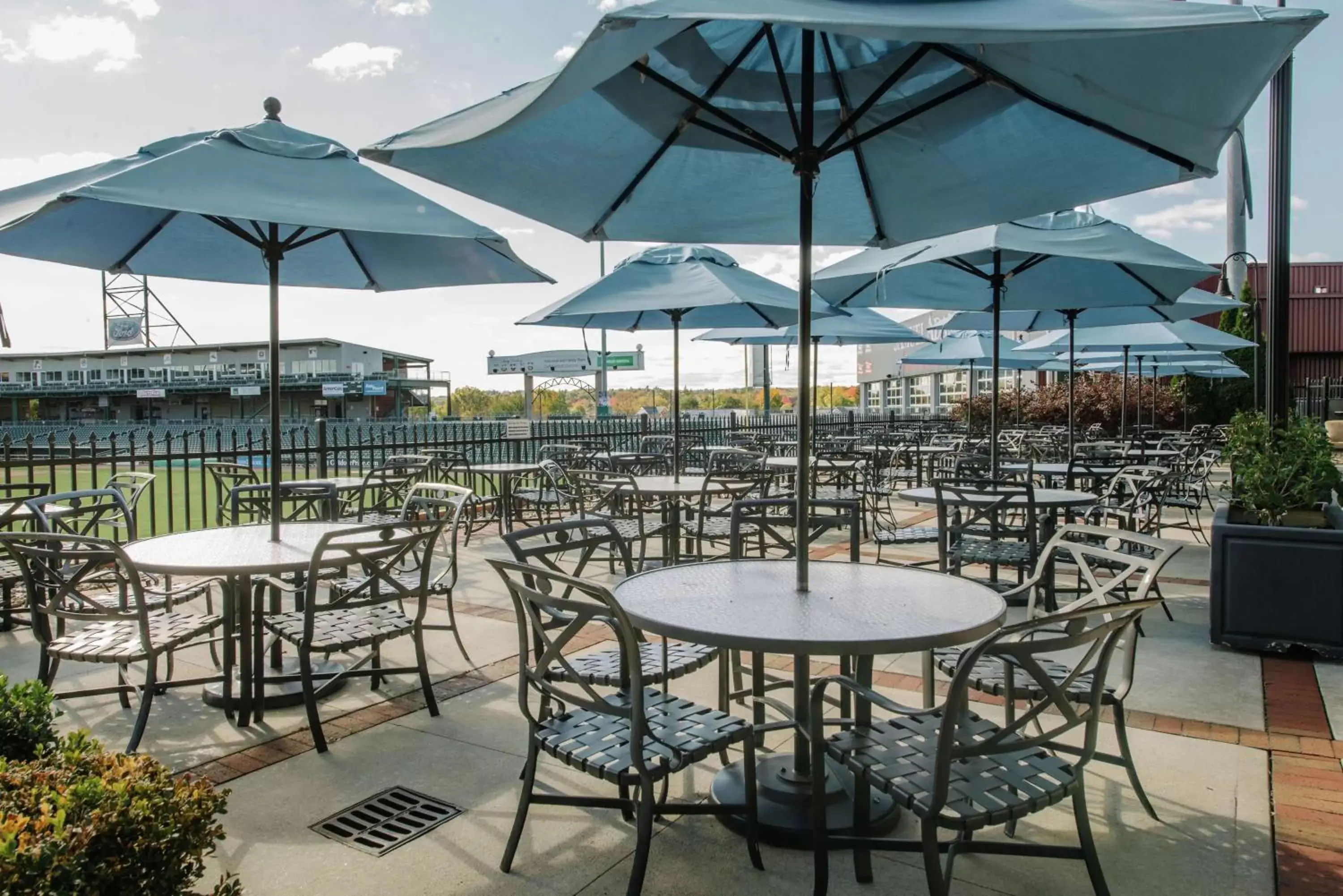 Patio, Restaurant/Places to Eat in Hilton Garden Inn Manchester Downtown