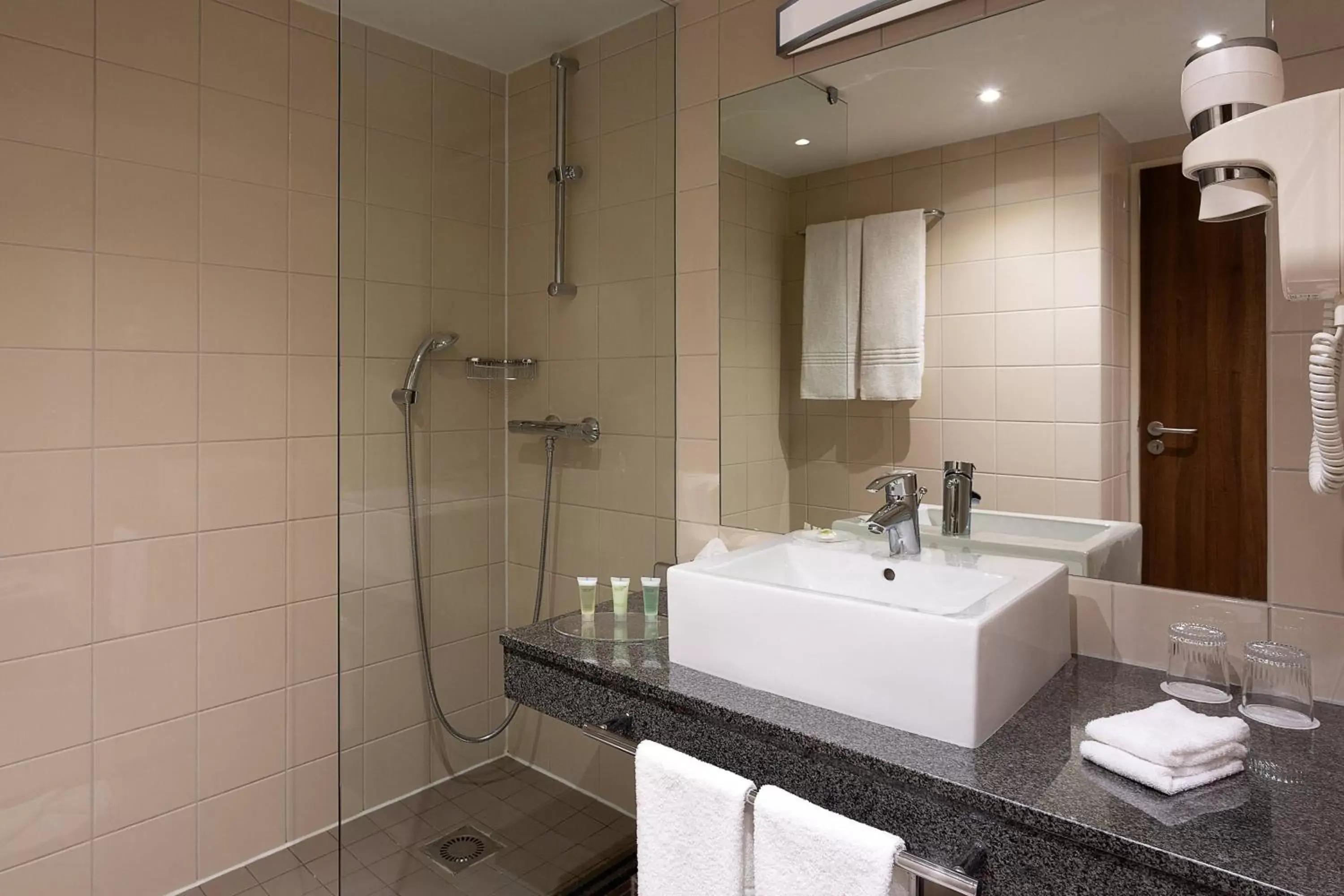 Bathroom in Courtyard by Marriott Toulouse Airport