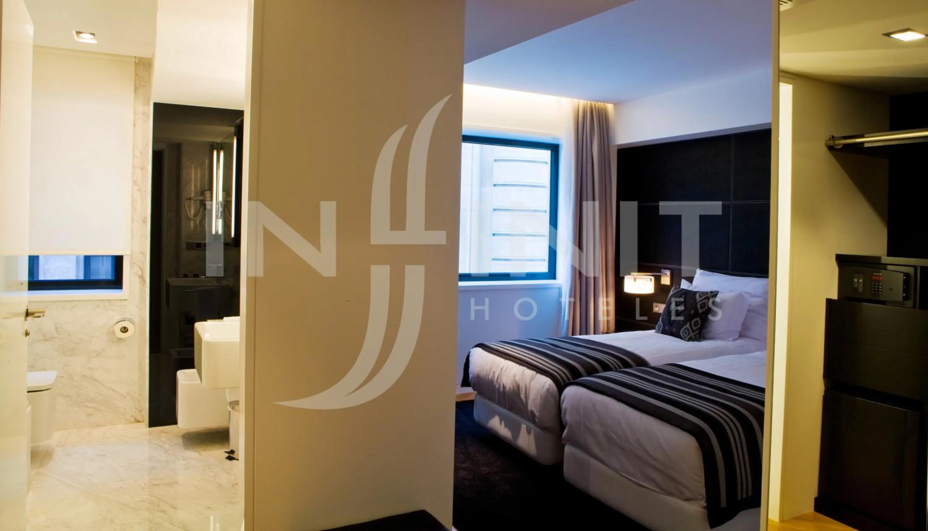 Toilet, Bed in Hotel Inffinit