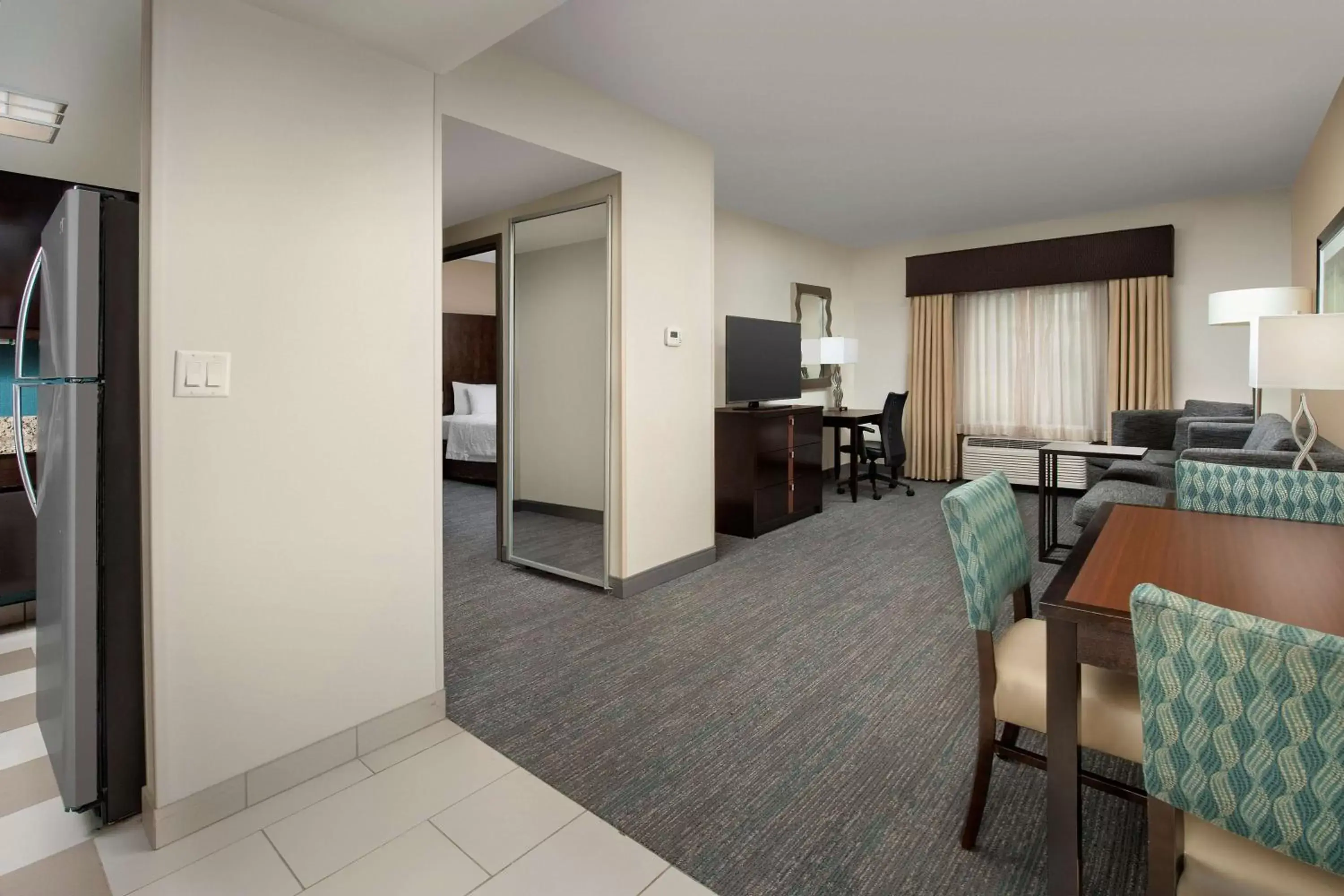 Bedroom in Hampton Inn & Suites Alpharetta-Windward