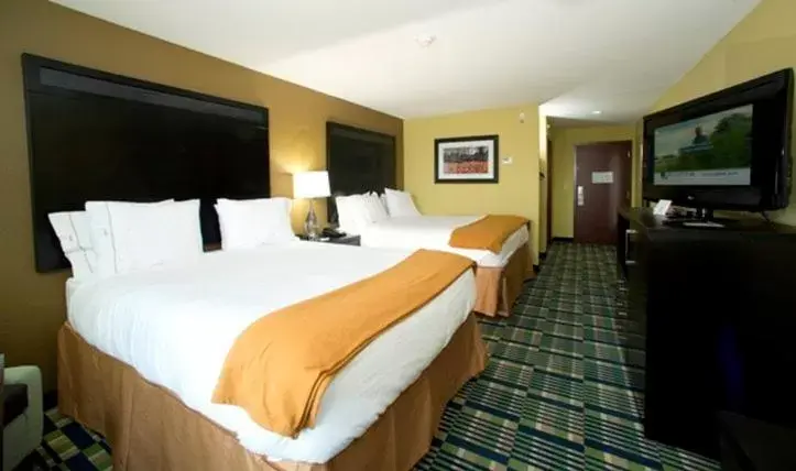 Bed in Holiday Inn Express & Suites Morrilton, an IHG Hotel