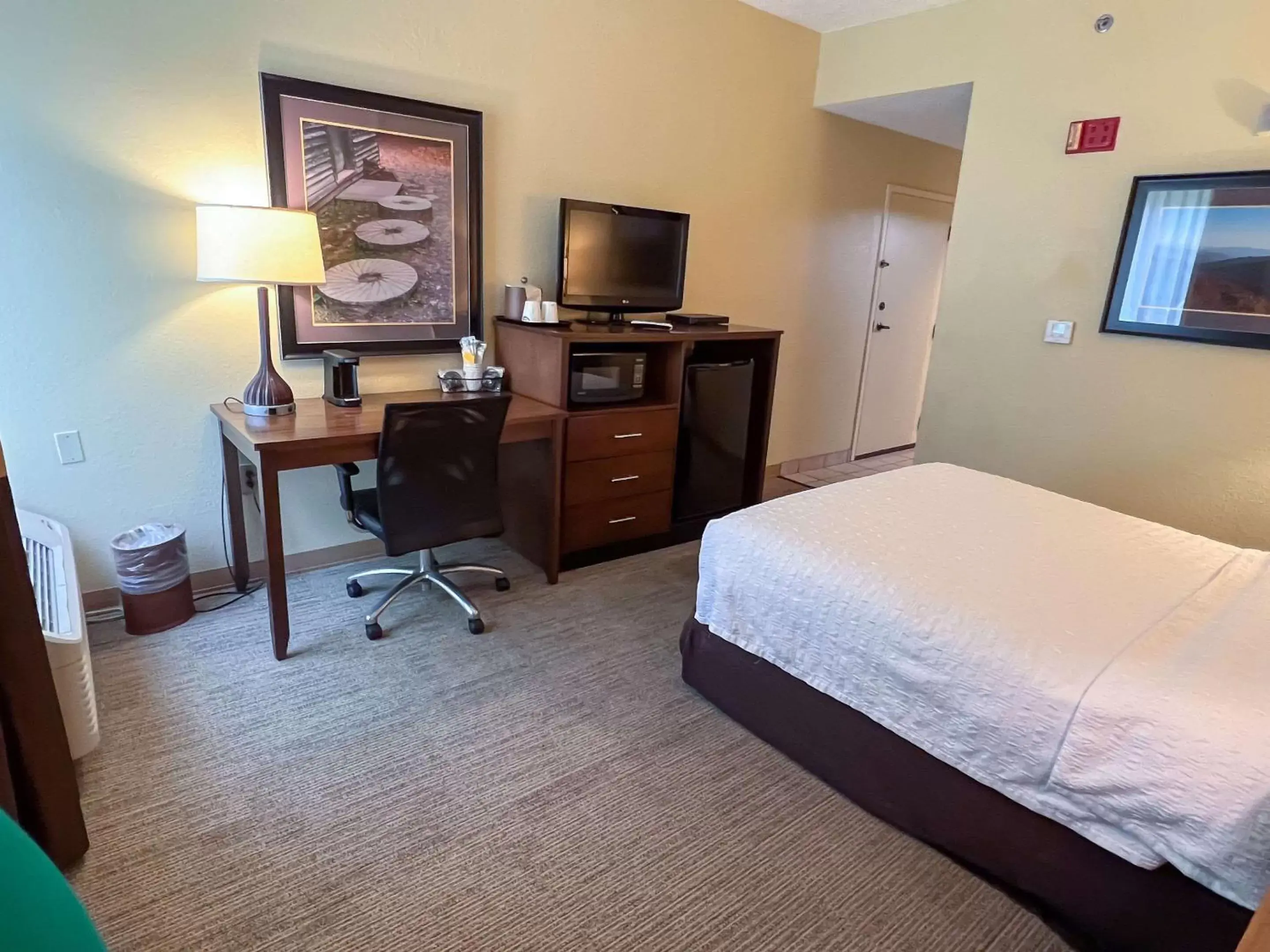 Bedroom, TV/Entertainment Center in Cherokee Inn