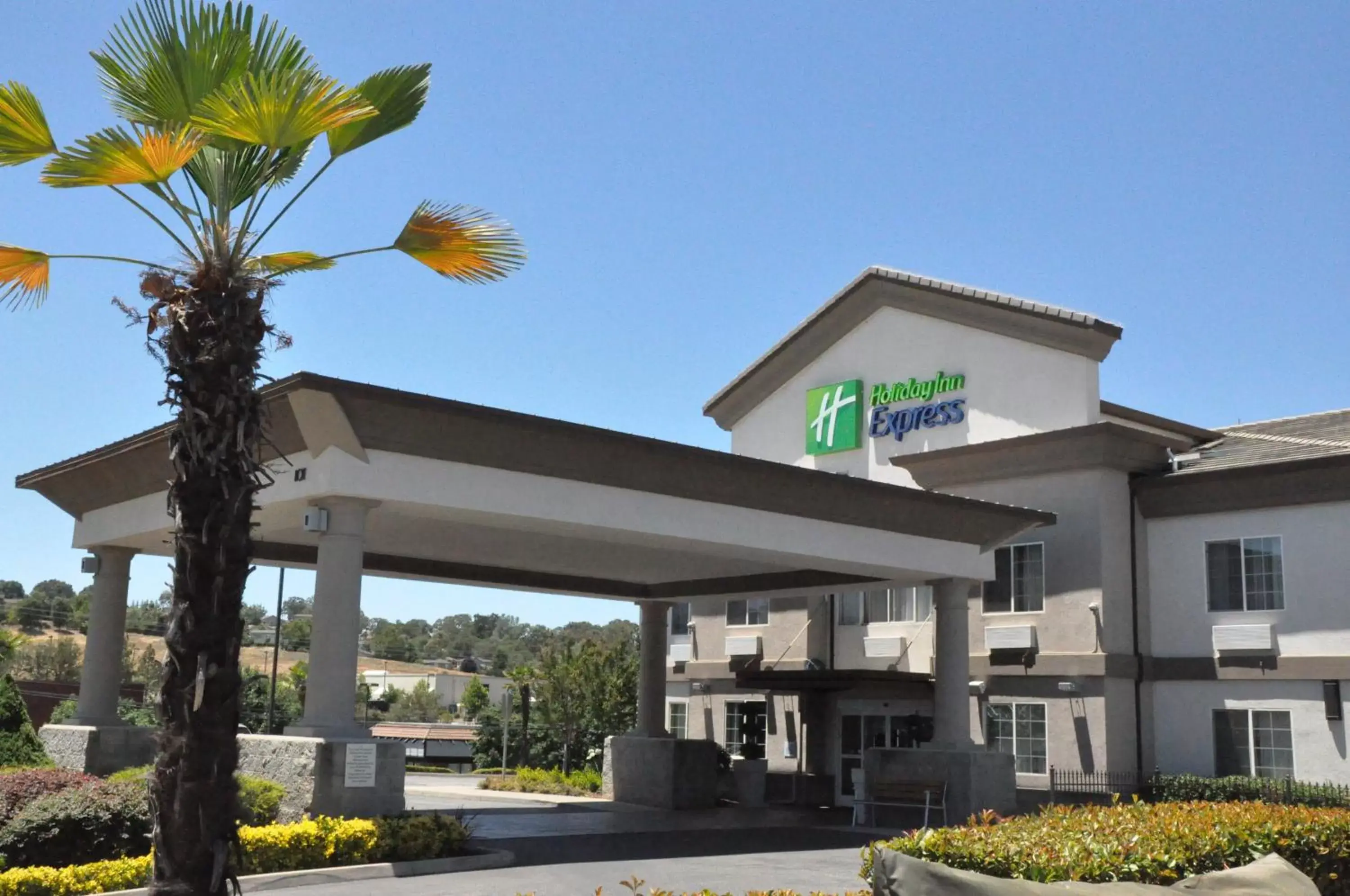 Property Building in Holiday Inn Express & Suites Jackson, an IHG Hotel