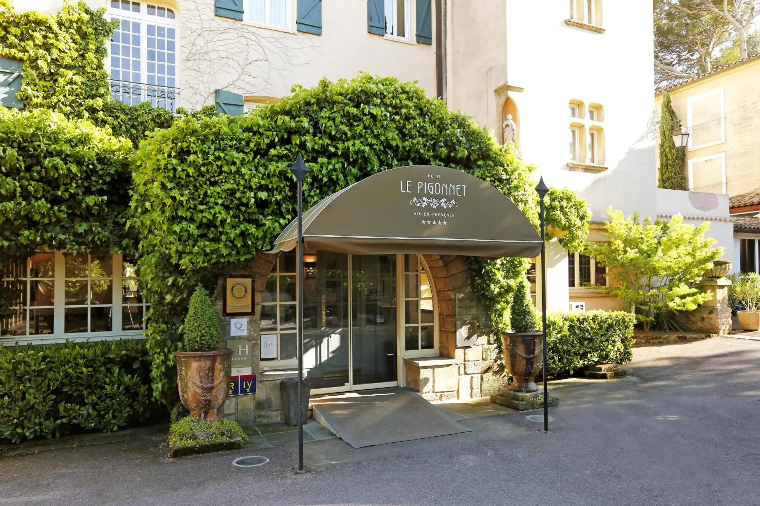 Facade/entrance in Le Pigonnet - Esprit de France