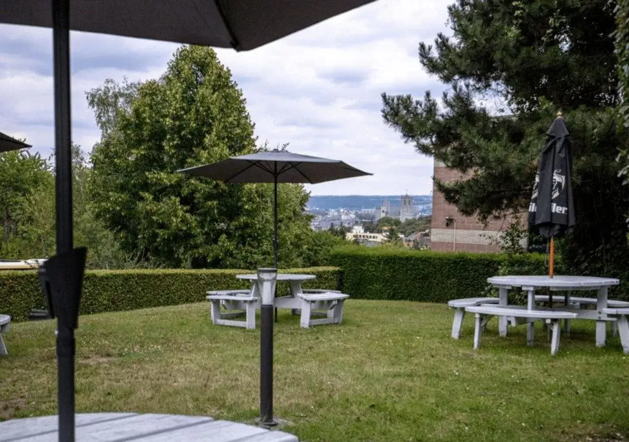 BBQ facilities, Garden in Campanile Hotel & Restaurant Liège / Luik