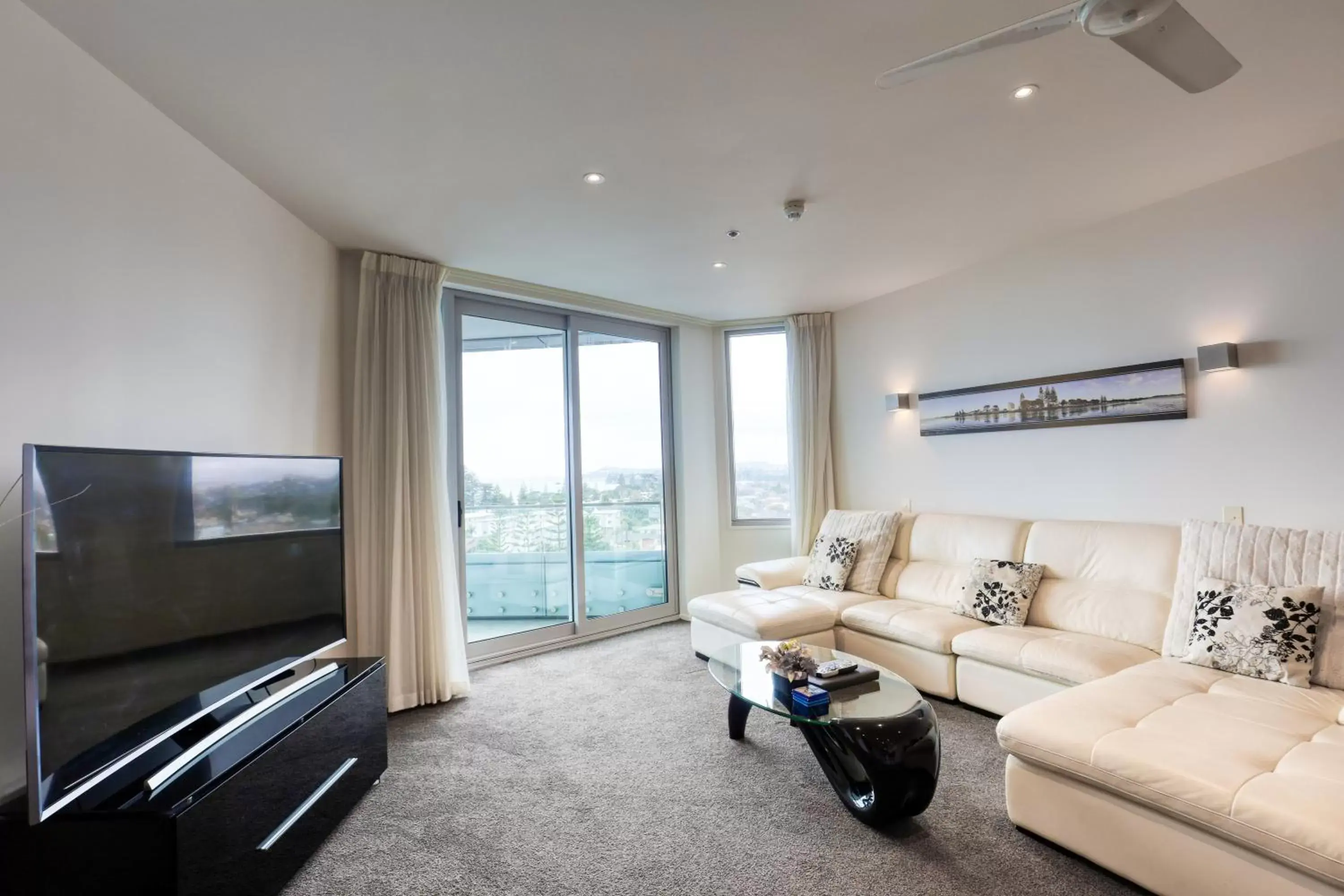 Living room, Seating Area in Ramada Suites by Wyndham Nautilus Orewa