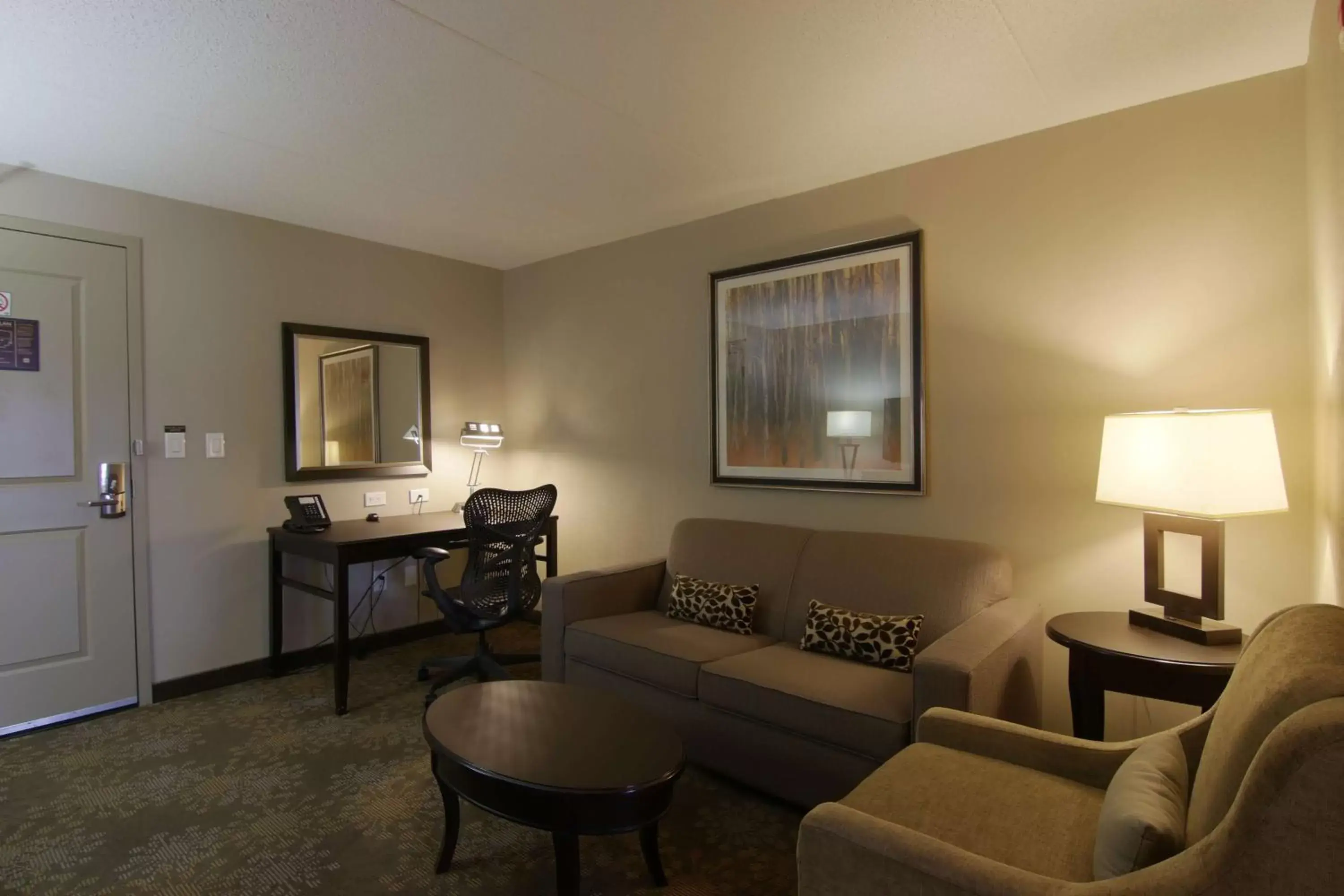 Bed, Seating Area in Hilton Garden Inn Toronto/Brampton