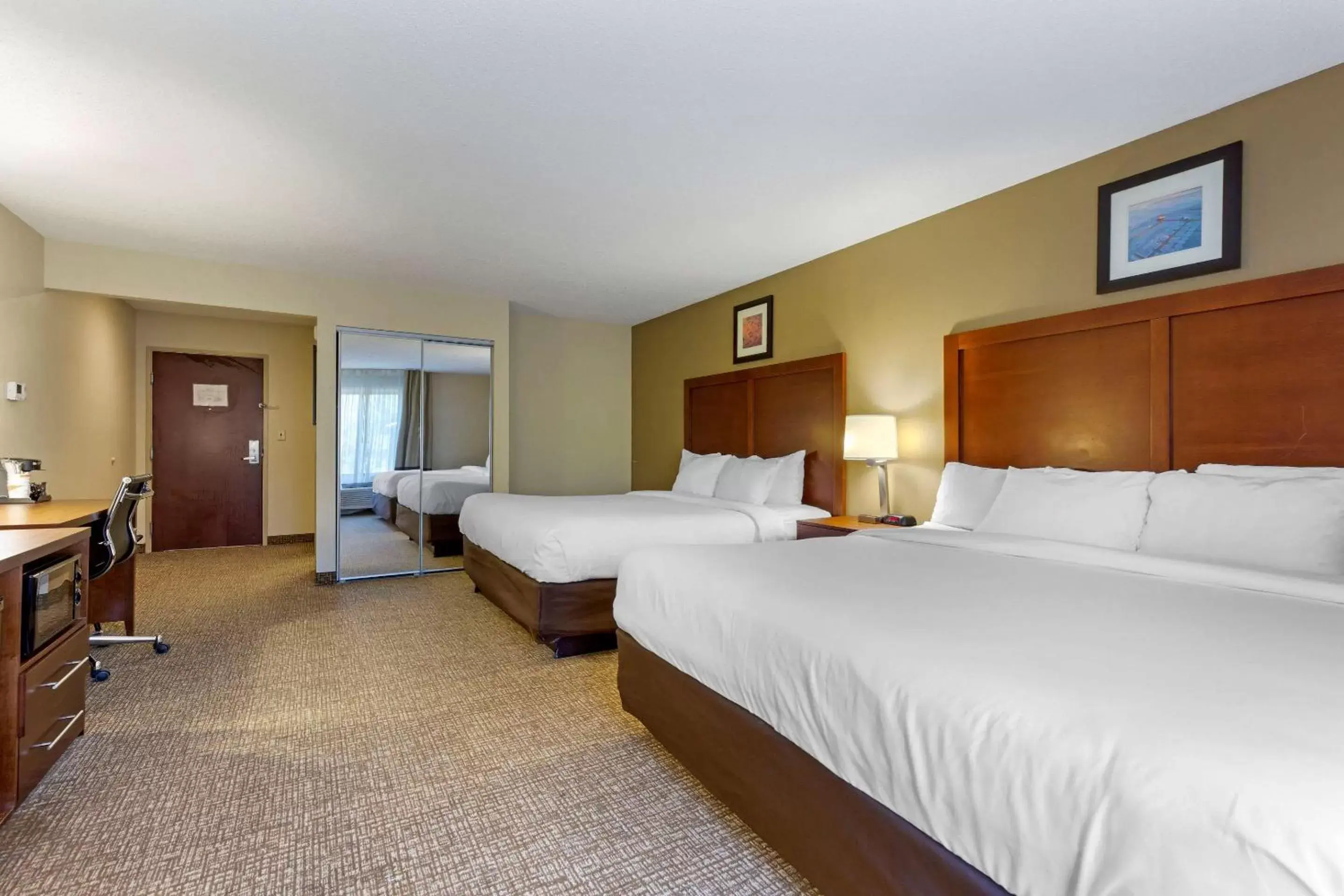 Photo of the whole room, Bed in Comfort Inn & Suites Cambridge