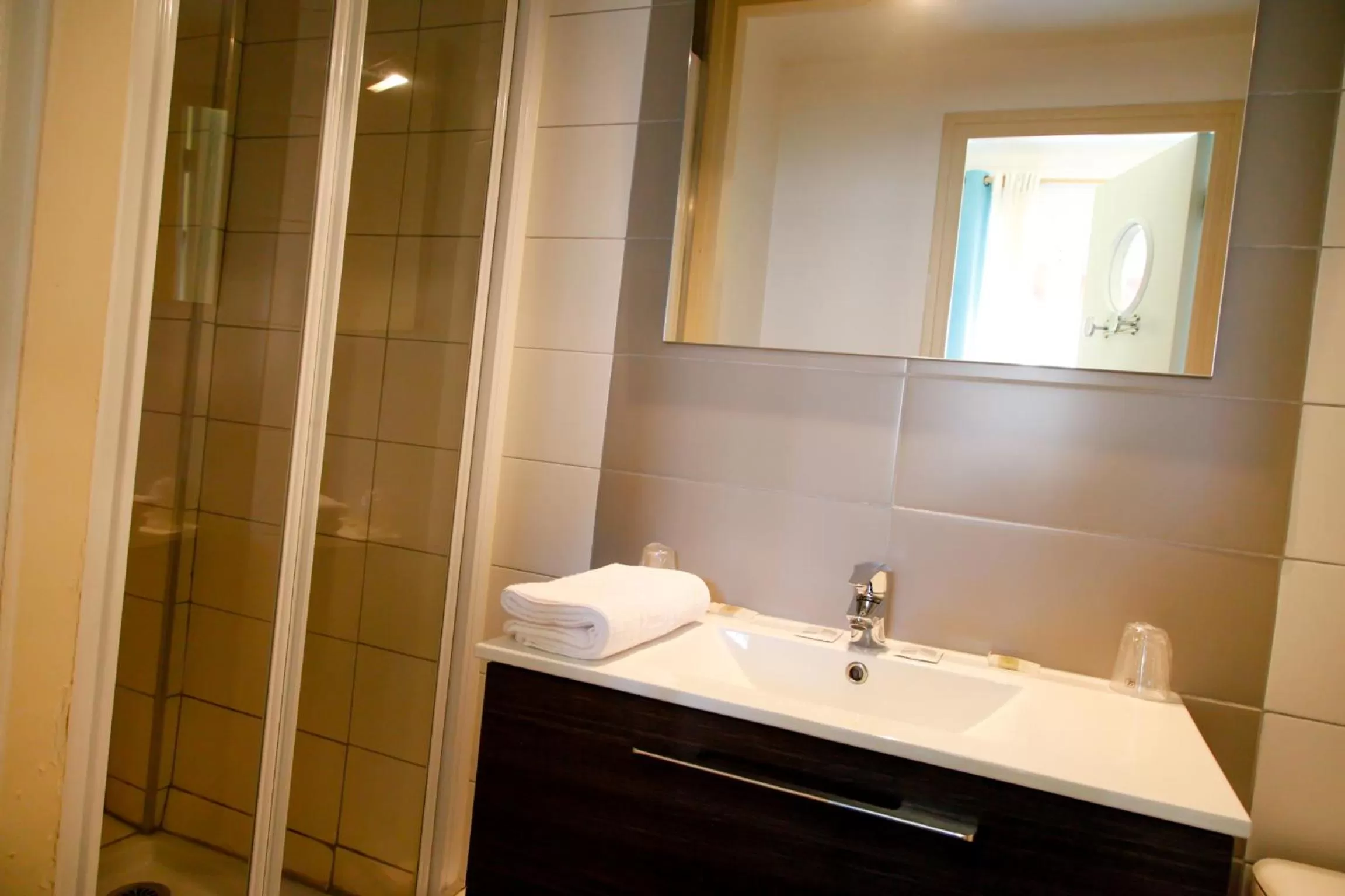 Bathroom in Logis REX HOTEL Lorient