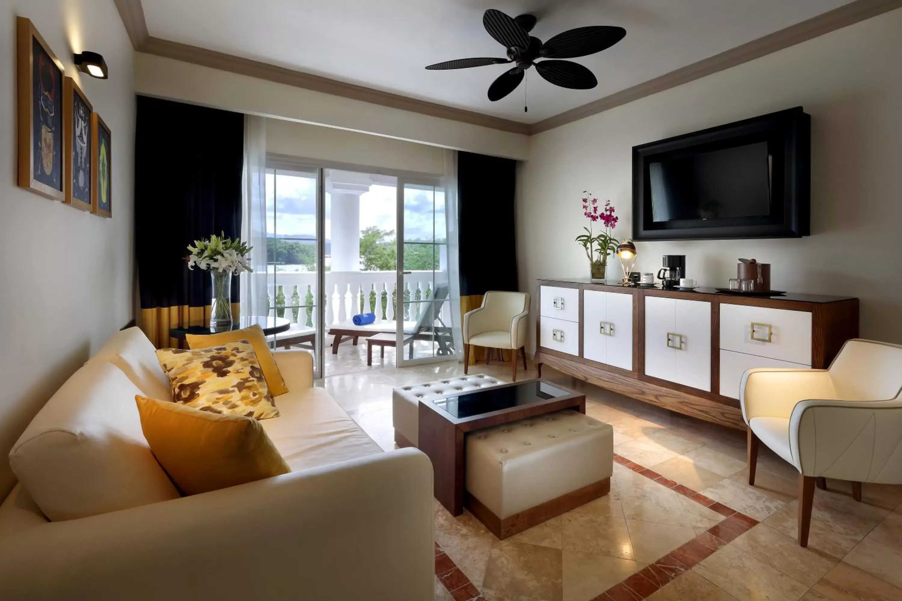 Living room in Grand Palladium Lady Hamilton Resort & Spa - All Inclusive Living room in Grand Palladium Lady Hamilton Resort & Spa - All Inclusive