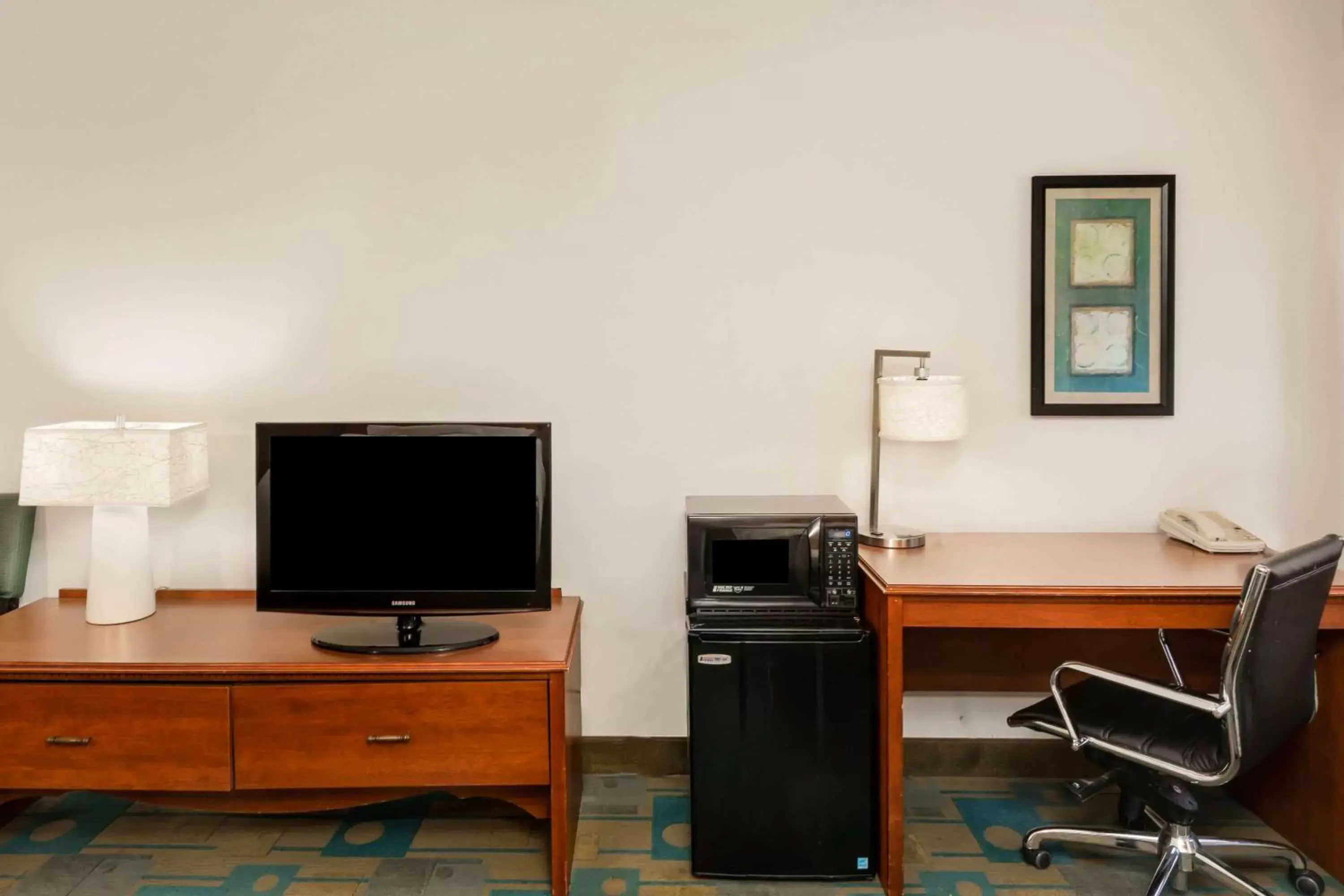 Photo of the whole room, TV/Entertainment Center in La Quinta Inn & Suites by Wyndham Meridian