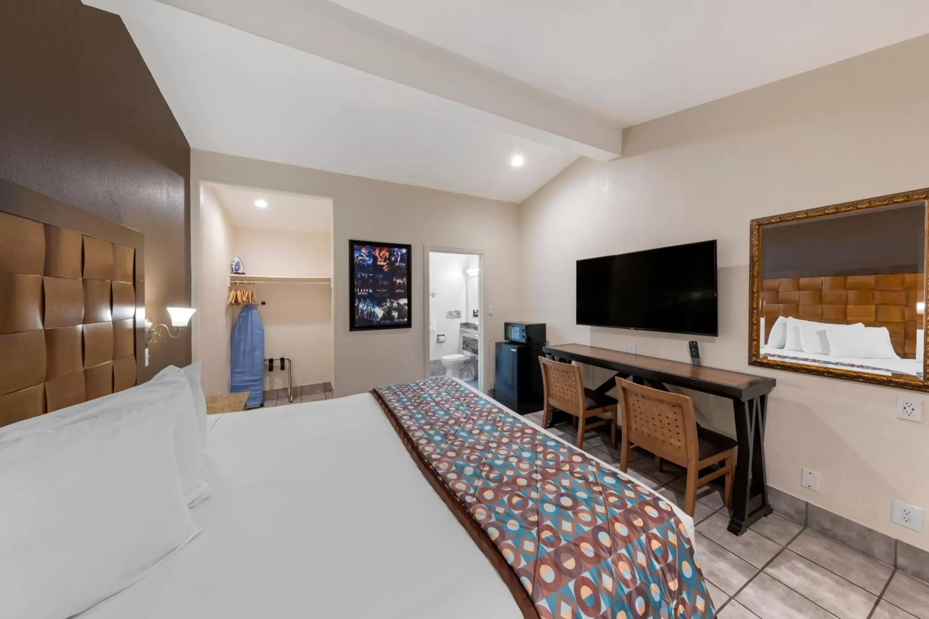 Photo of the whole room, TV/Entertainment Center in Anaheim Discovery Inn and Suites