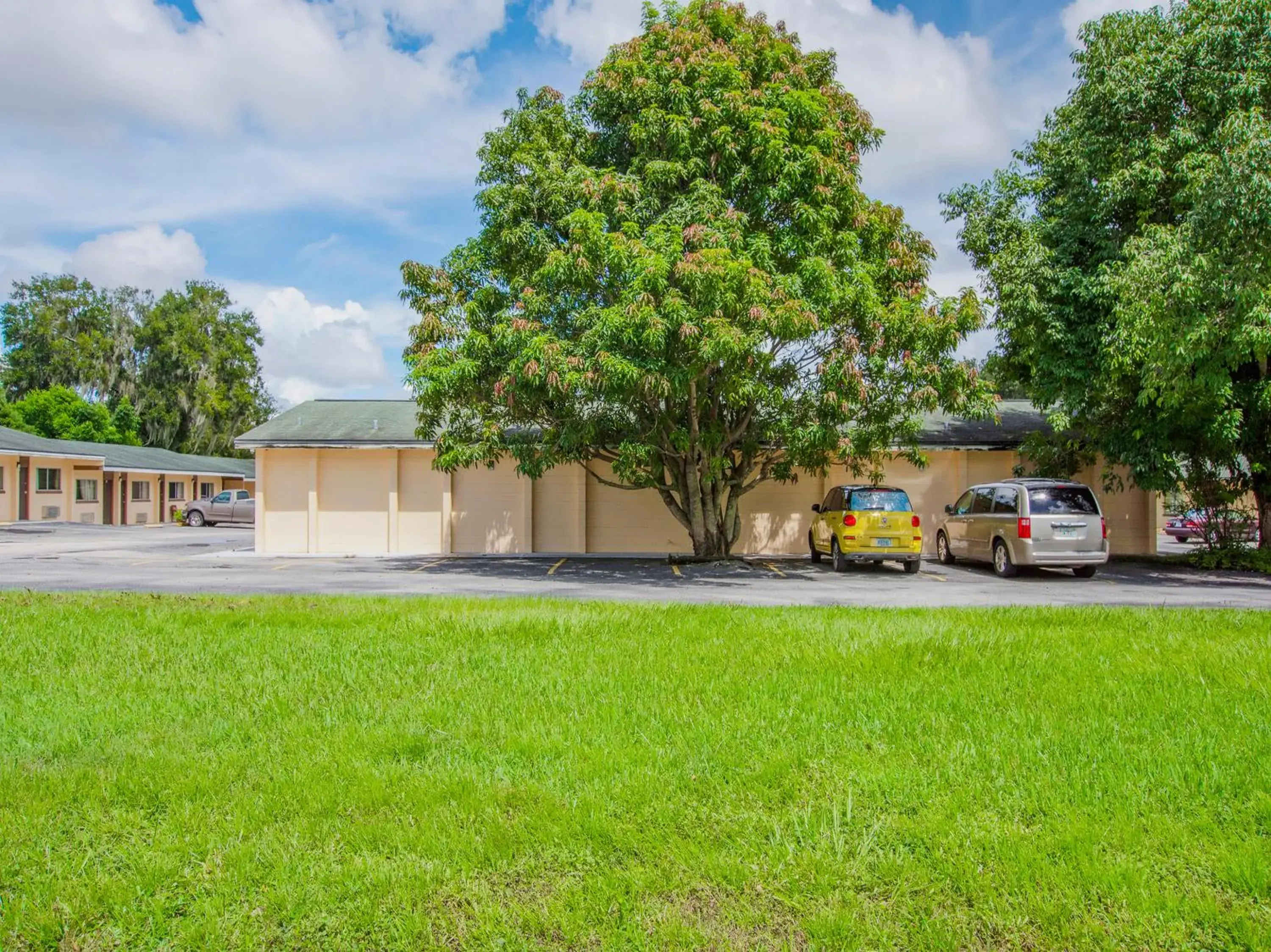 Facade/entrance, Swimming Pool in OYO Superior Budget Inn Bartow