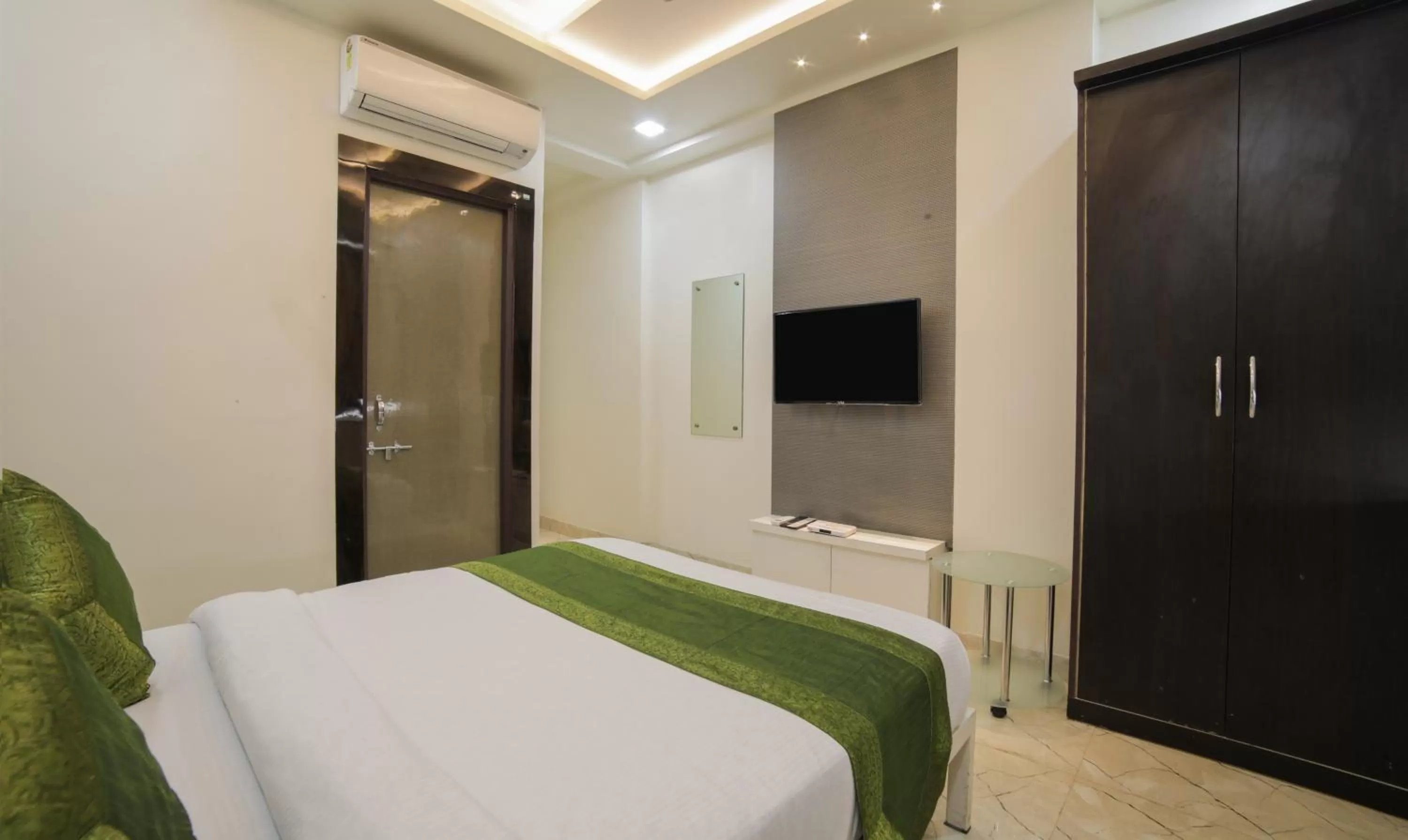 Bedroom, Bed in Itsy Hotels Le Clover