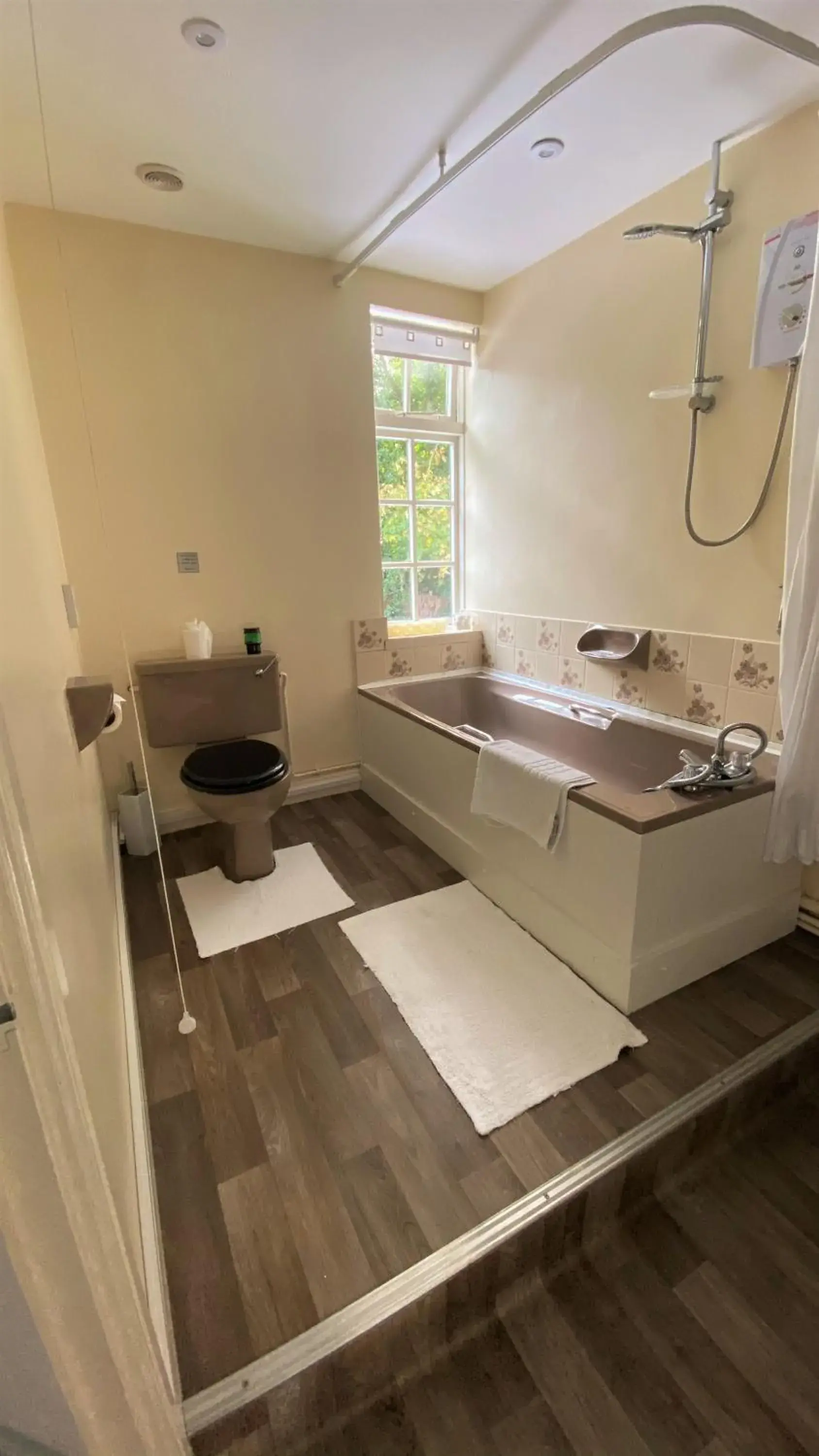 Bathroom, Kitchen/Kitchenette in Hickman Hill Hotel