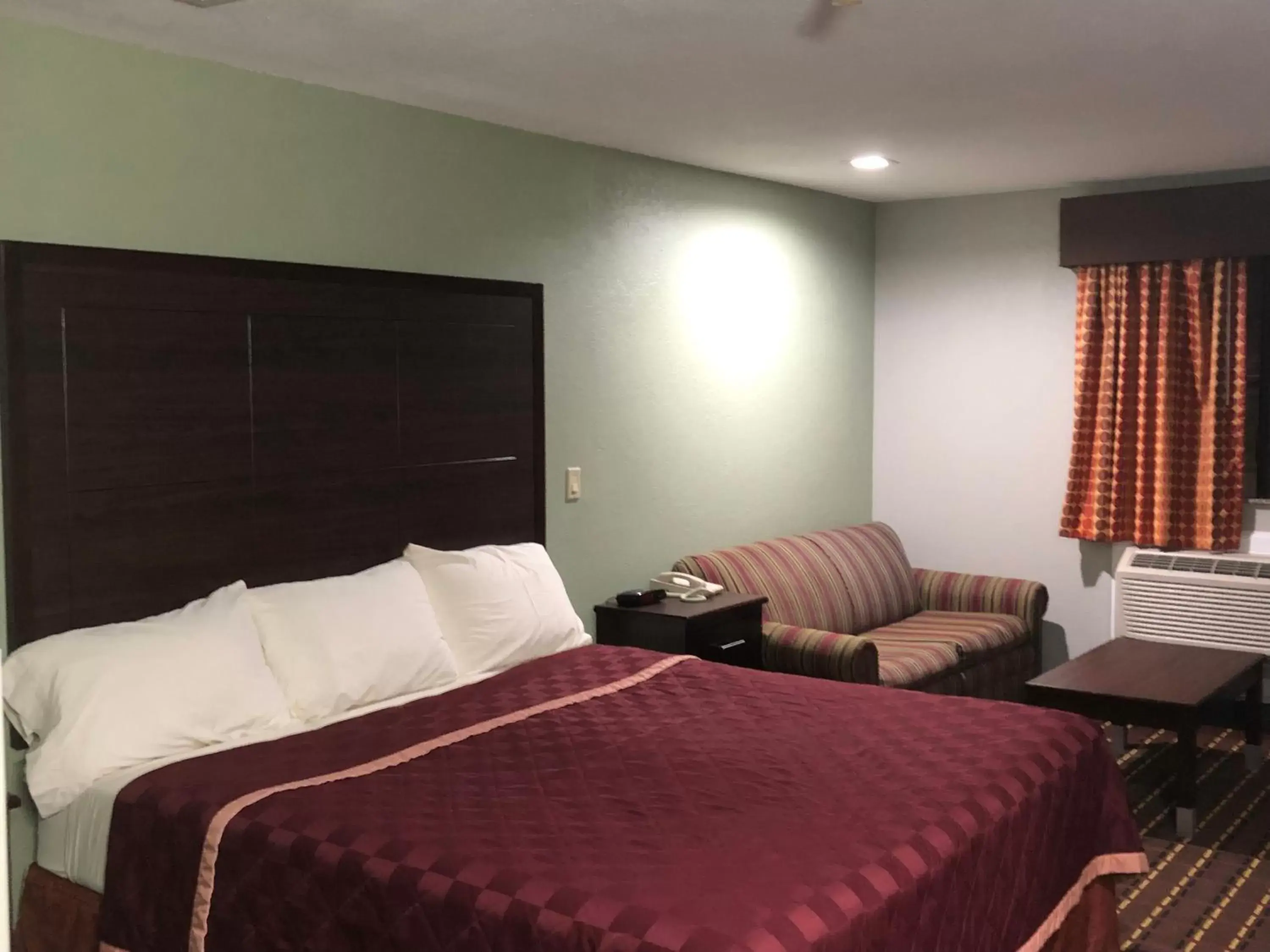 King Room - Non-Smoking in Texas Inn and Suites Lufkin