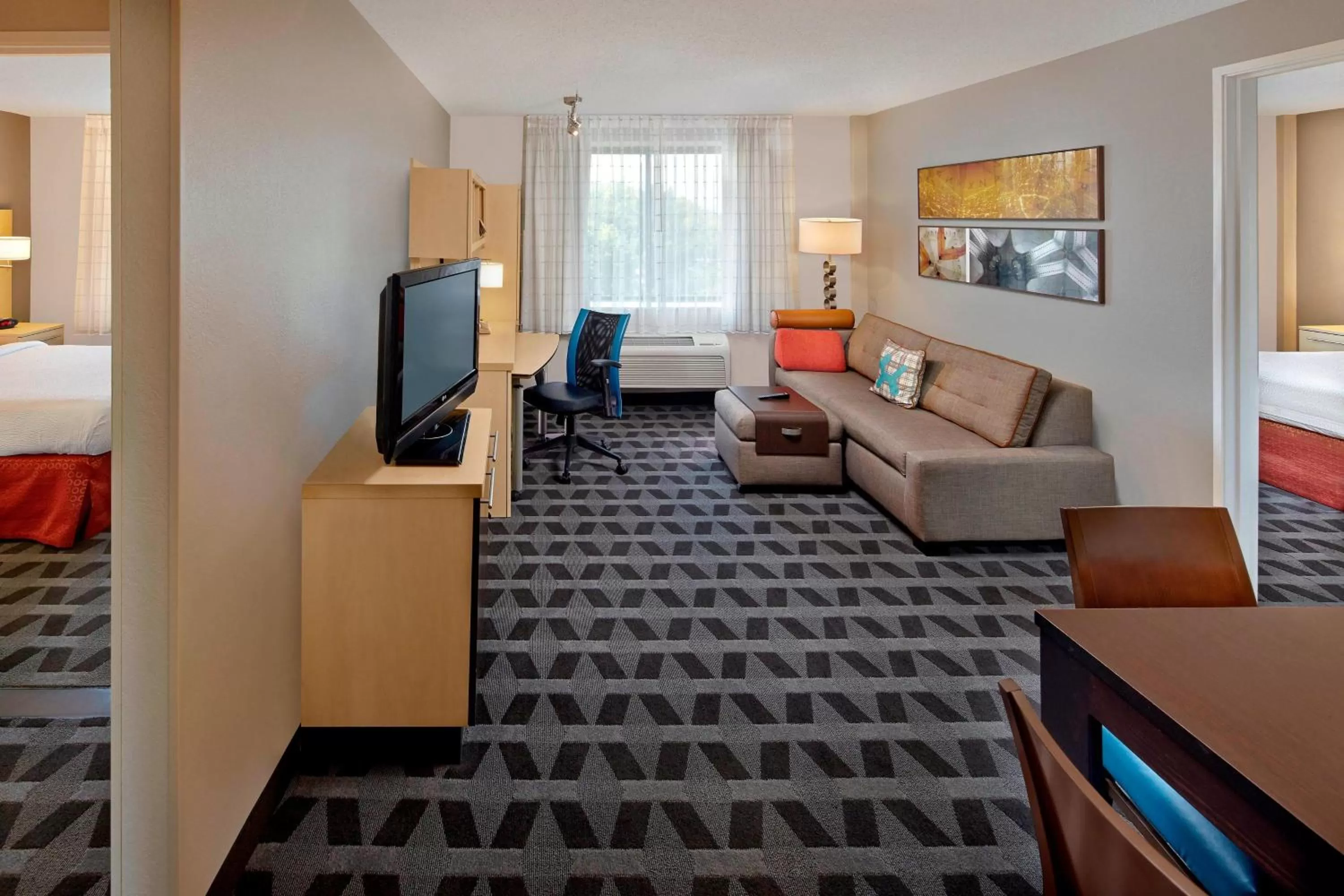 Living room, Bed in TownePlace Suites by Marriott Albany Downtown/Medical Center