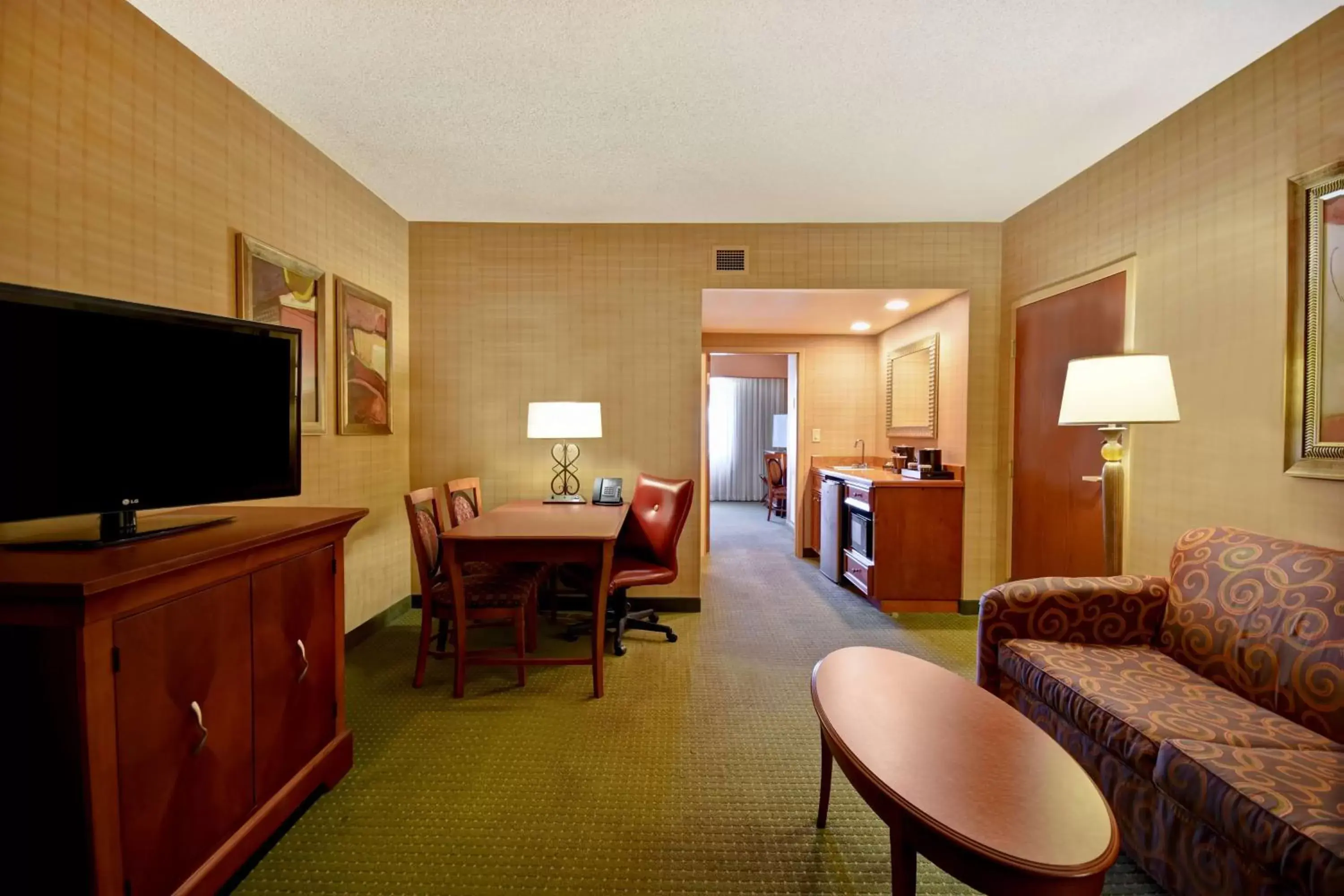 Living room, TV/Entertainment Center in Embassy Suites Hot Springs - Hotel & Spa