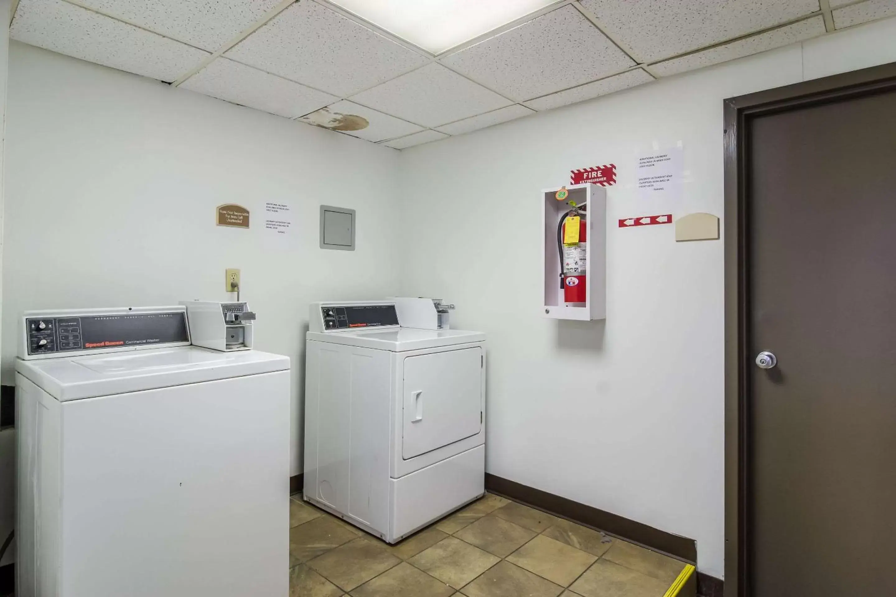 On site, Kitchen/Kitchenette in Comfort Inn and Suites Pittsburgh