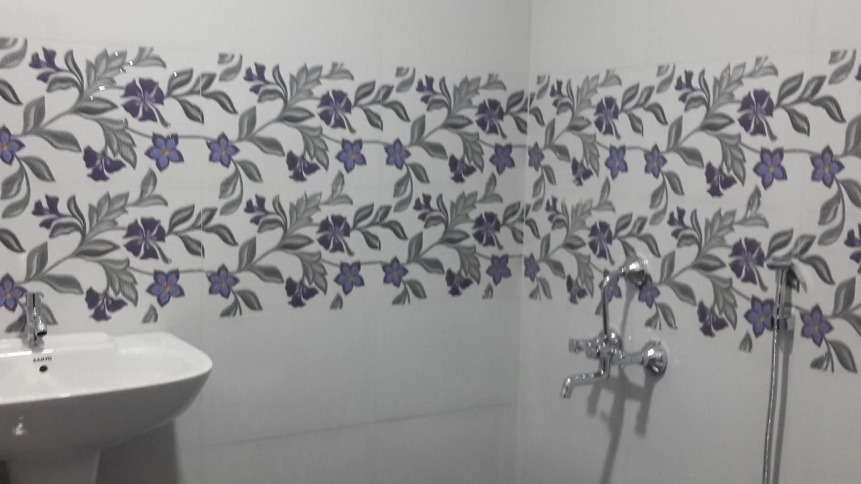 Bathroom in Hotel Holiday Era Opposite Railway Station