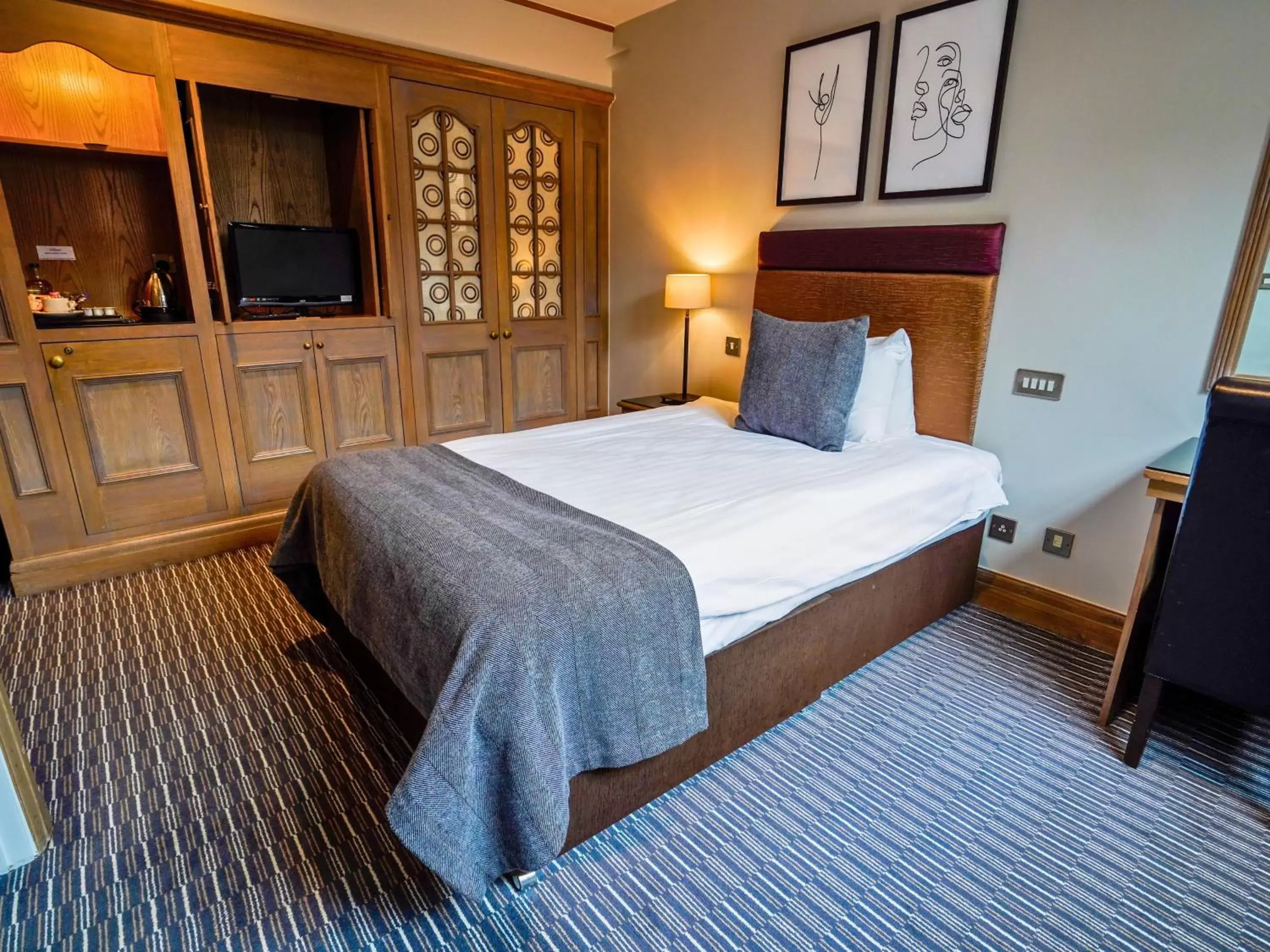 Bedroom, Bed in Villiers Hotel