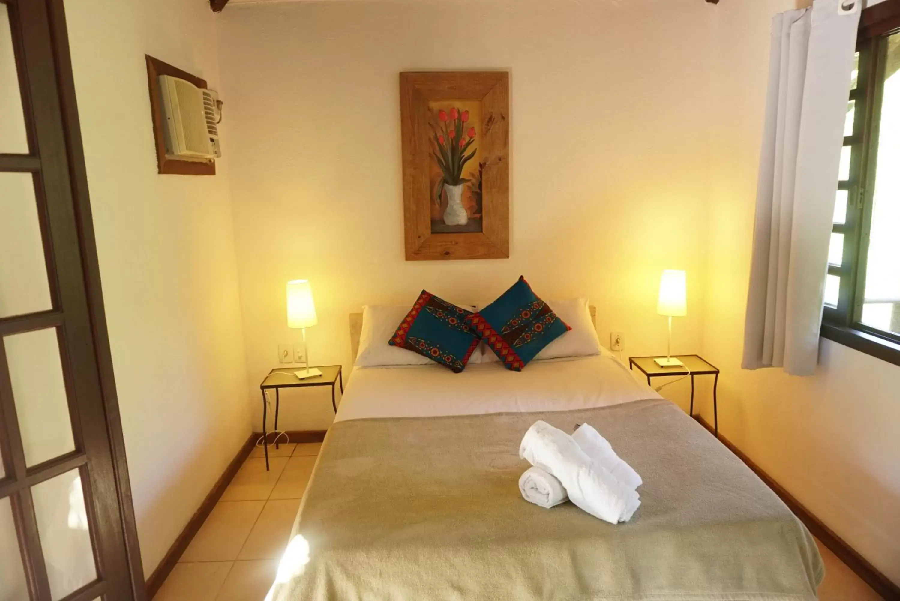 Photo of the whole room, Bed in Pousada Casa Cactus Búzios