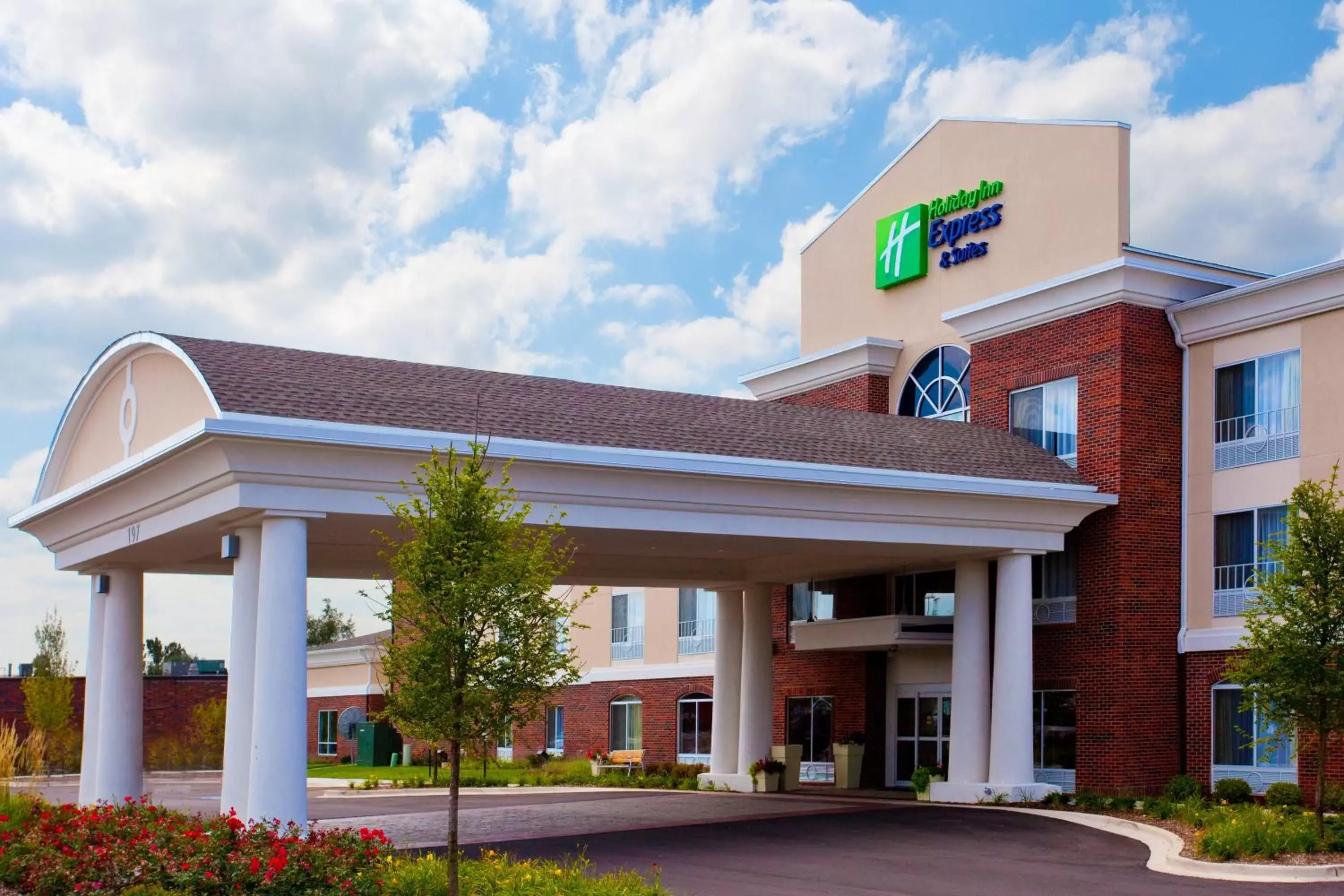 Property Building in Holiday Inn Express Hotel & Suites Lake Zurich-Barrington, an IHG Hotel
