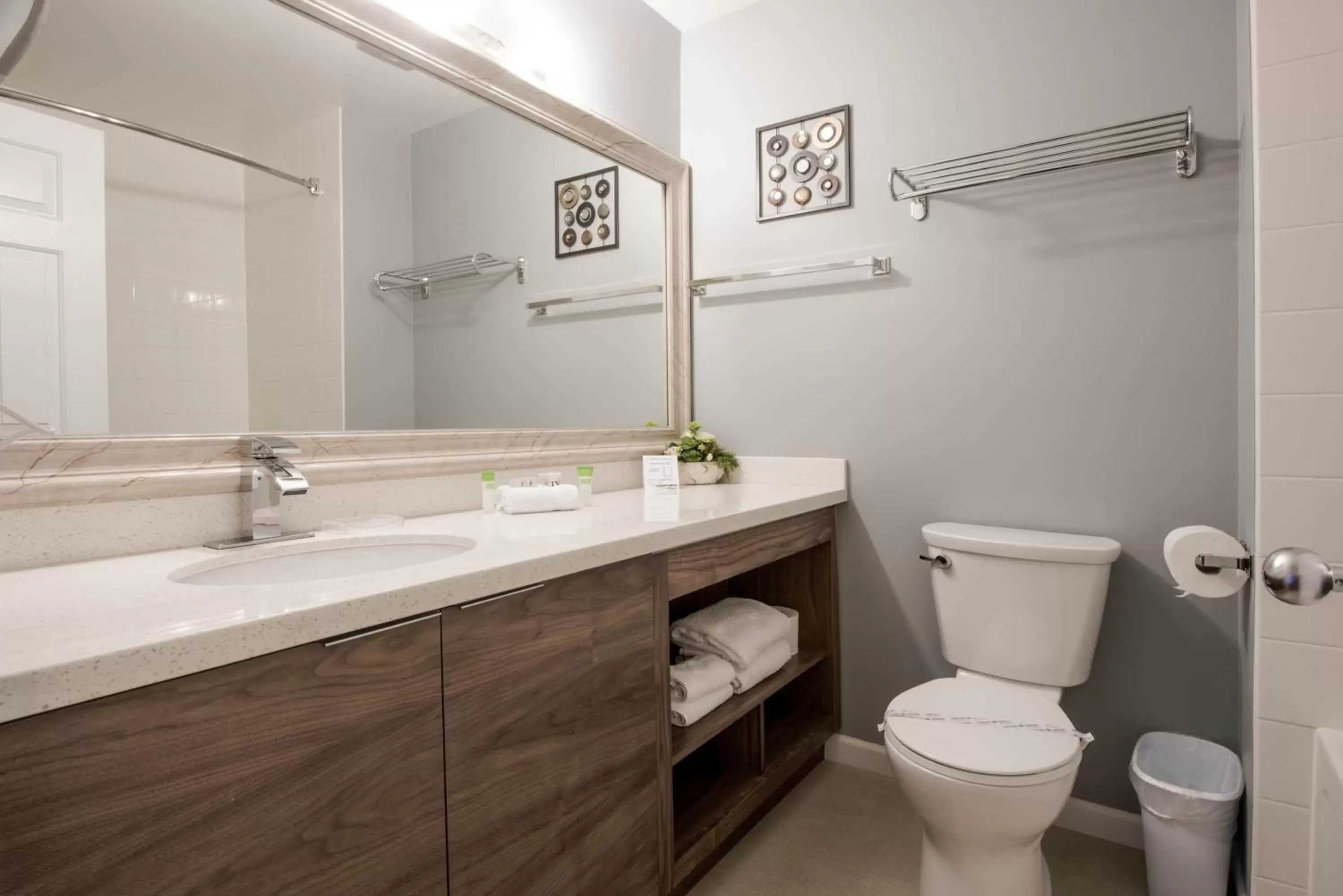 Toilet, Bathroom in Gibsons Garden Hotel