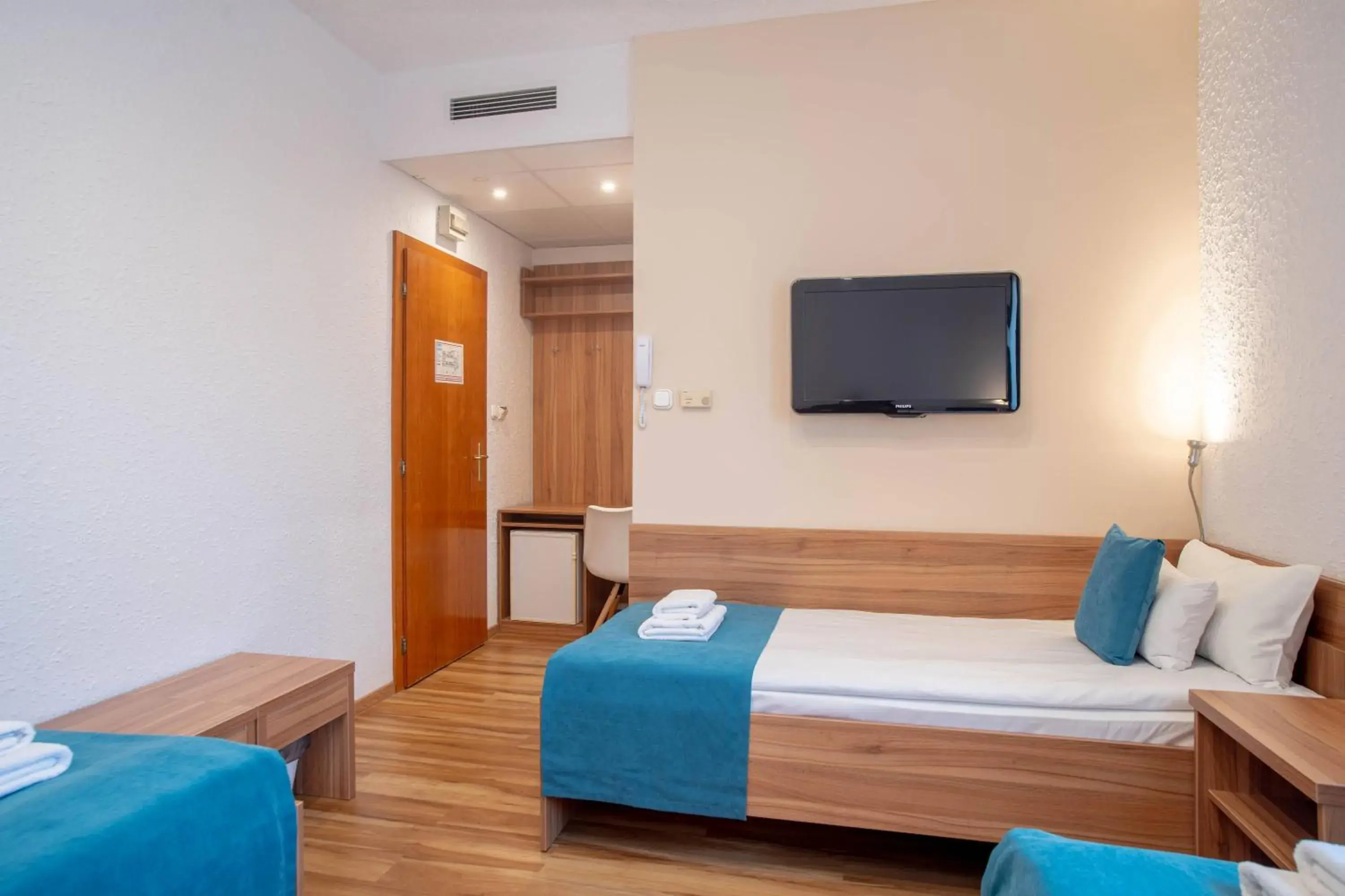 Bed, TV/Entertainment Center in Homoky Hotels Bestline Hotel