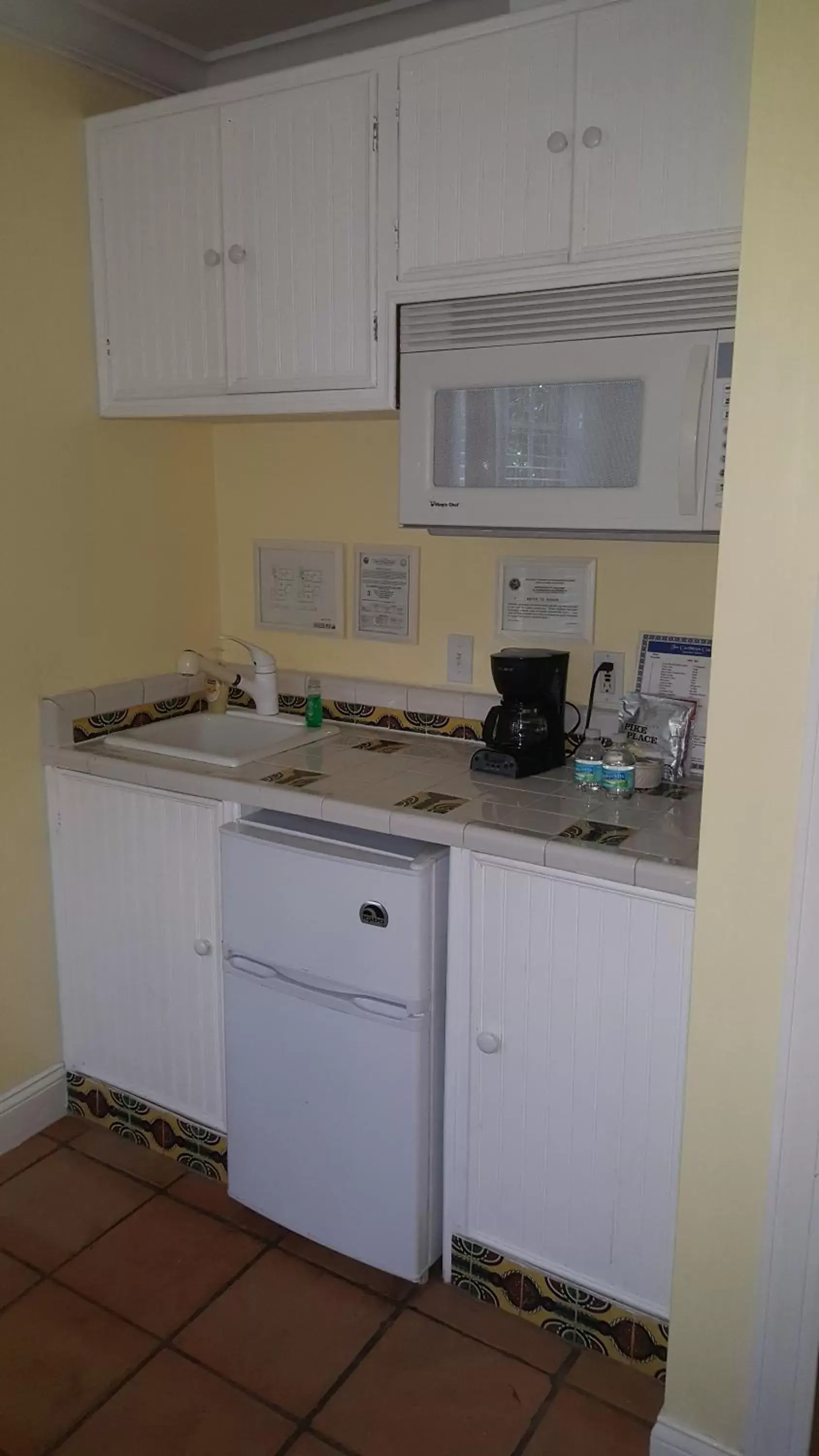 Kitchen or kitchenette, Kitchen/Kitchenette in The Caribbean Court Boutique Hotel