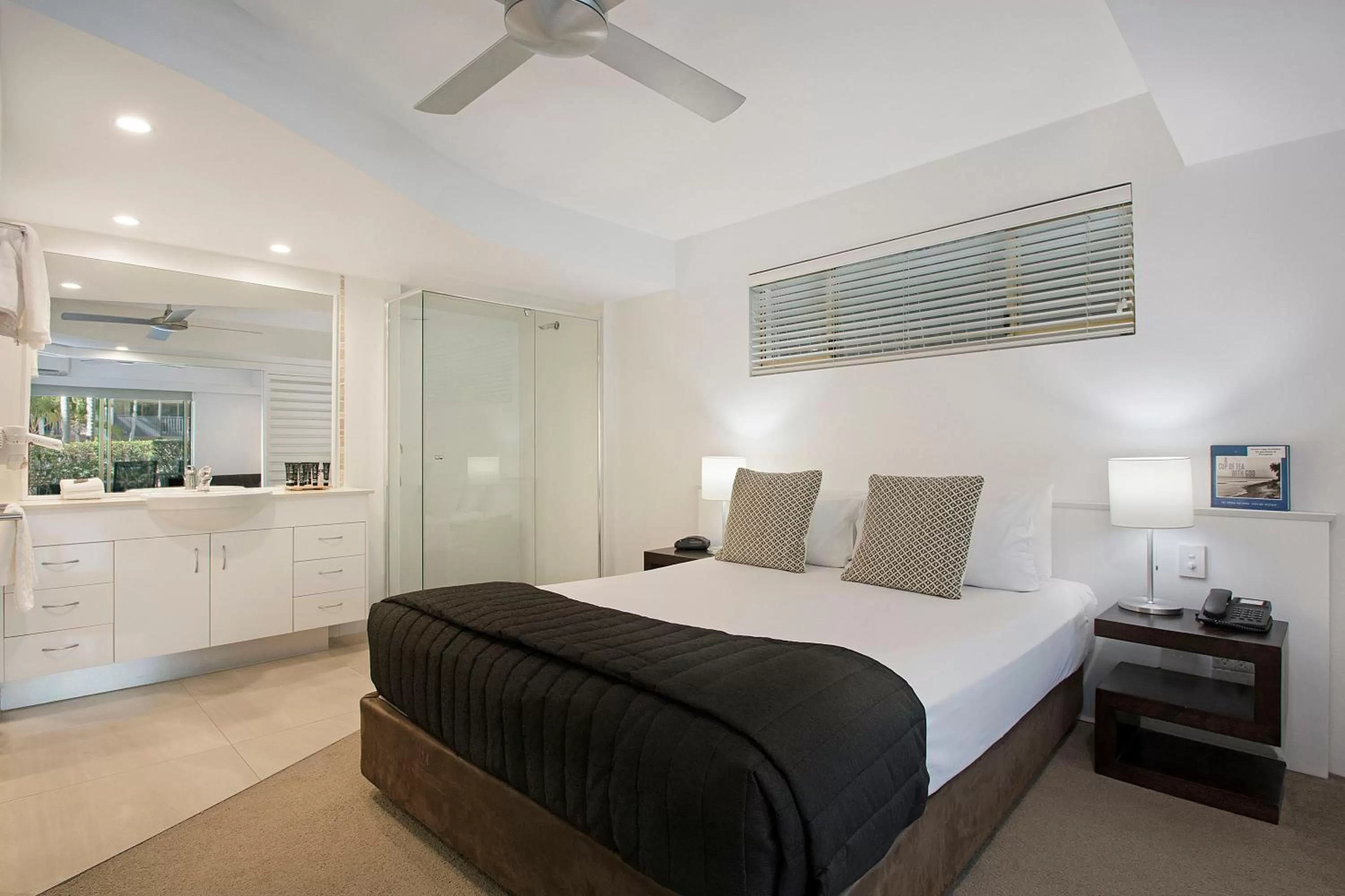 Bedroom, Bed in Mantra French Quarter Noosa