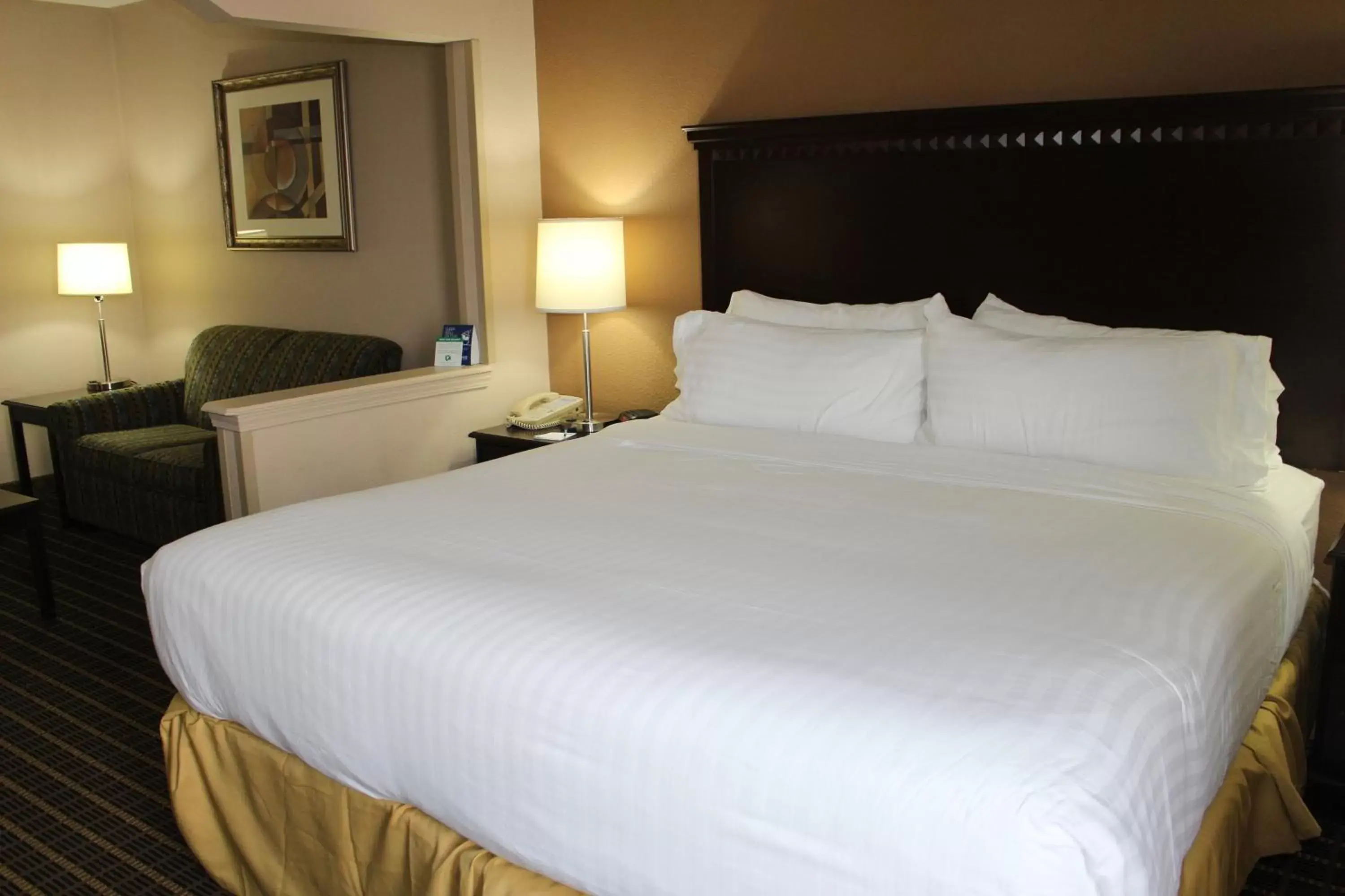 Photo of the whole room, Bed in Holiday Inn Express Kansas City Liberty Missouri, an IHG Hotel