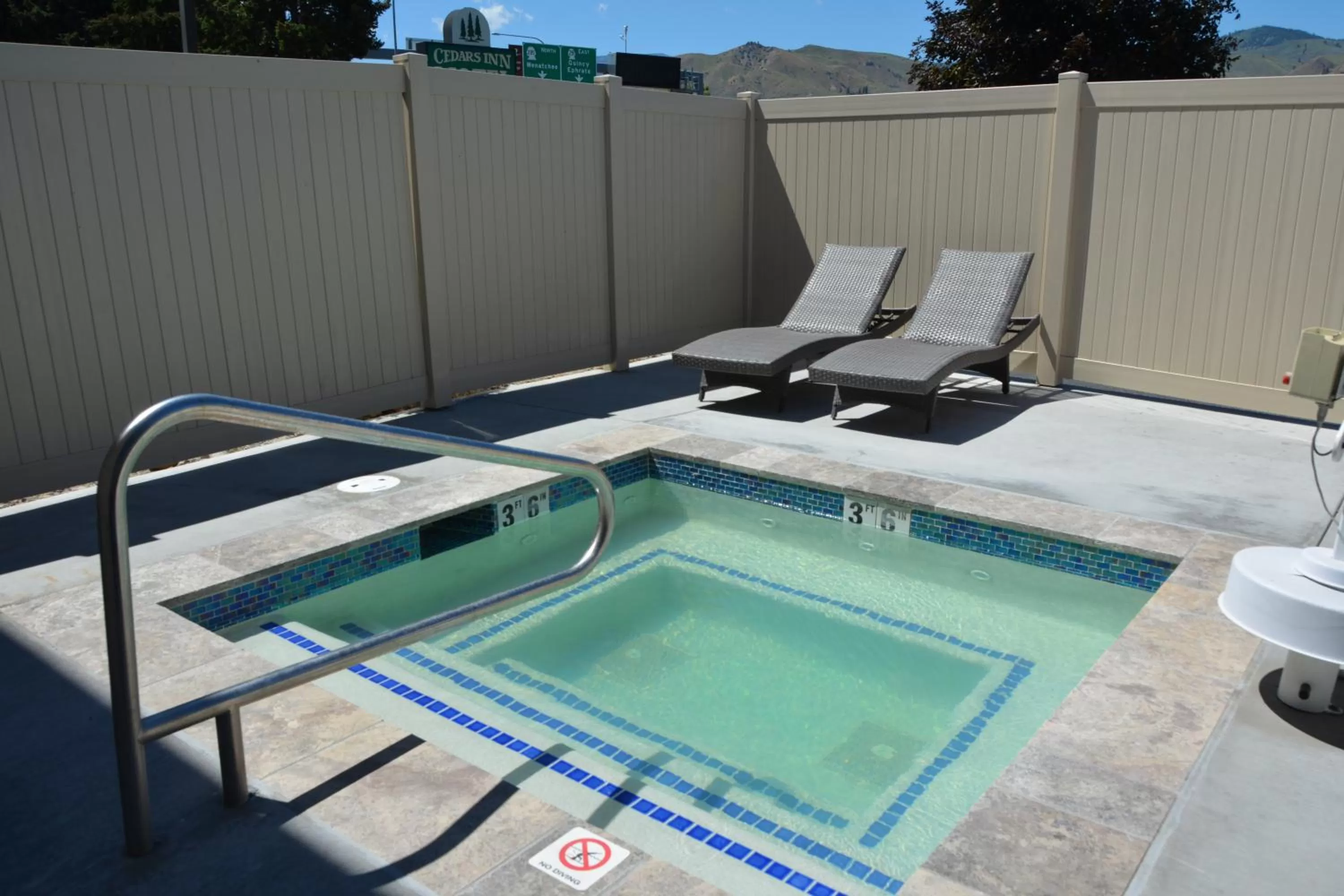 Hot Tub in Cedars Inn