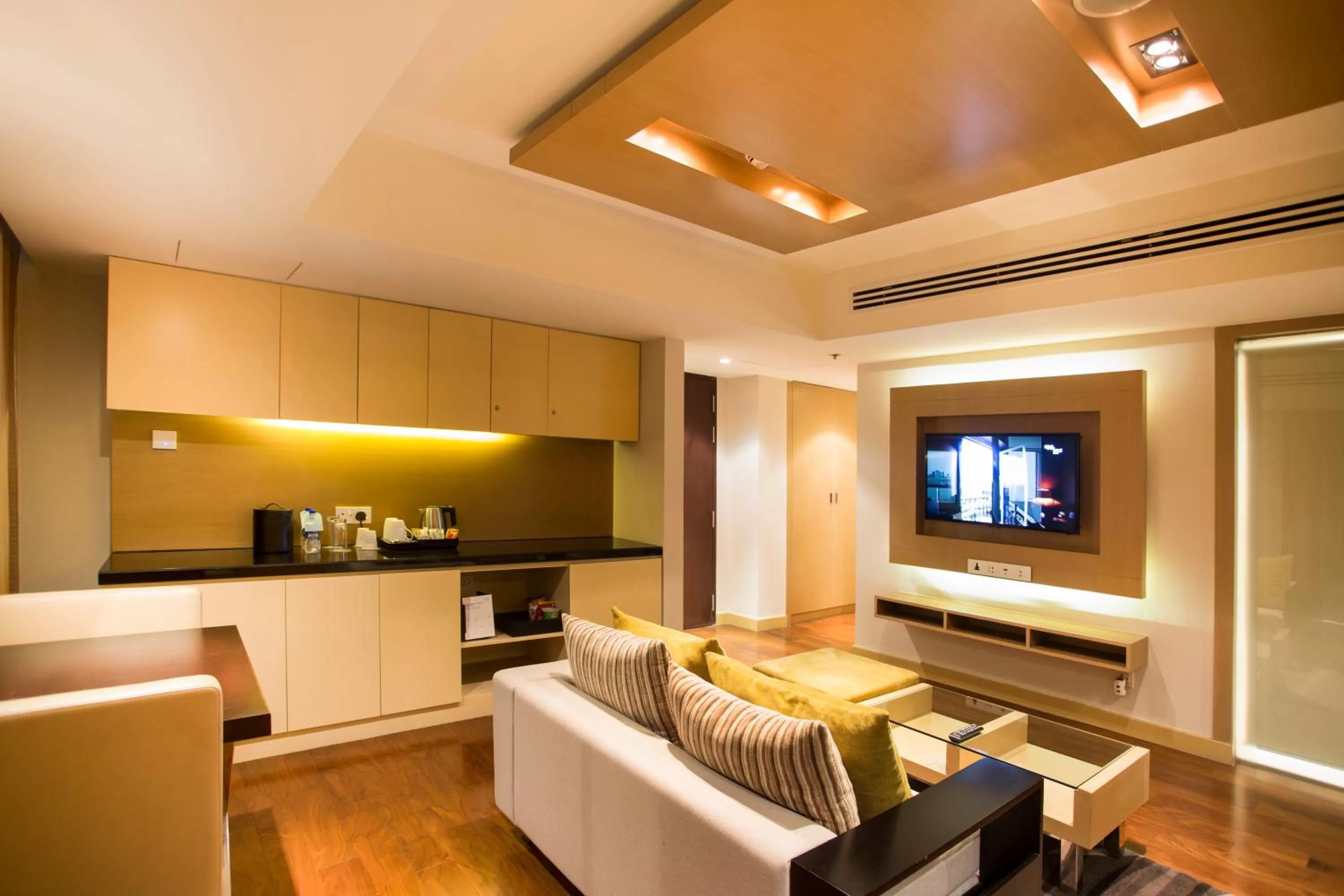 Living room in Crowne Plaza Dhaka Gulshan by IHG