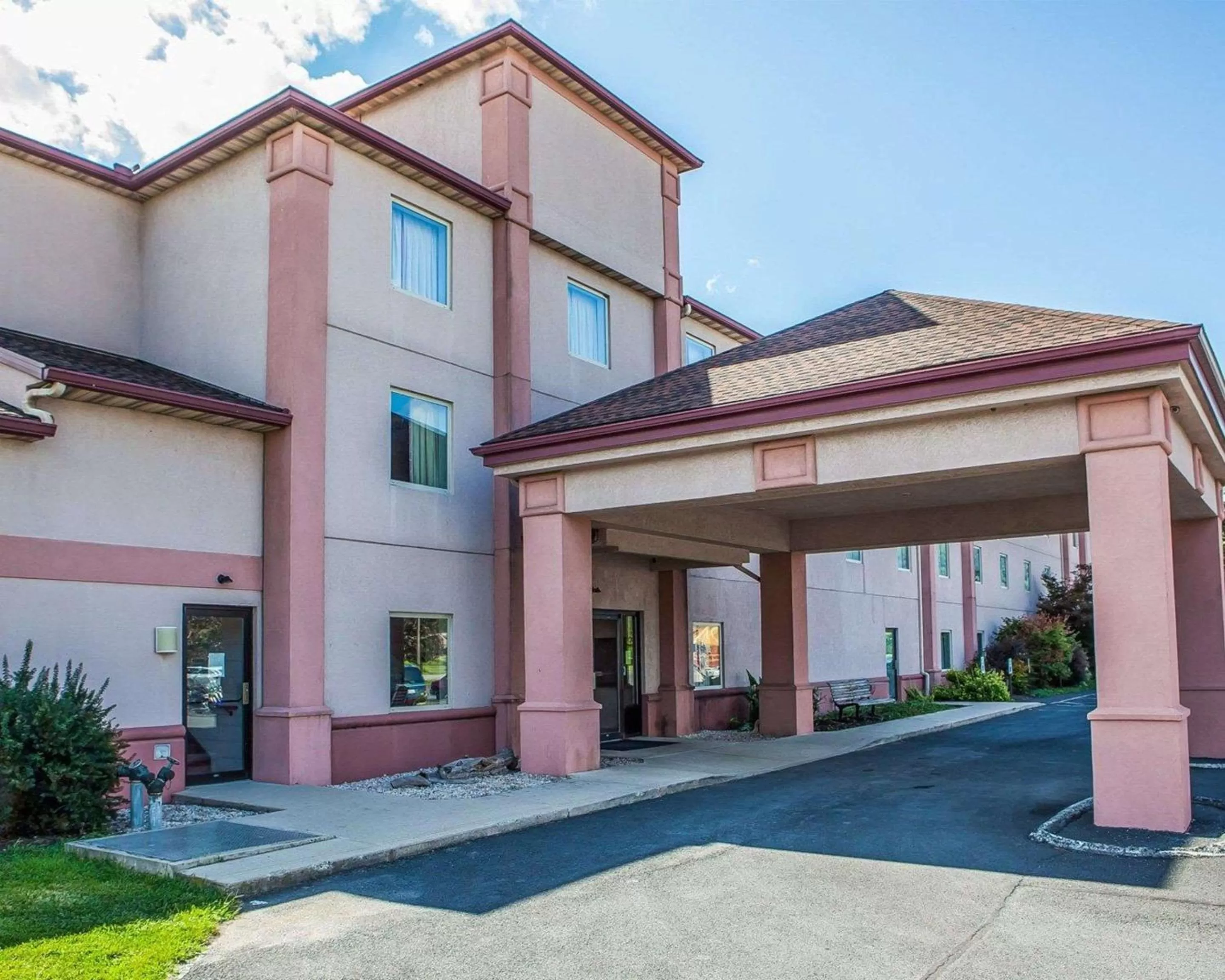 Property building in Quality Inn Midway