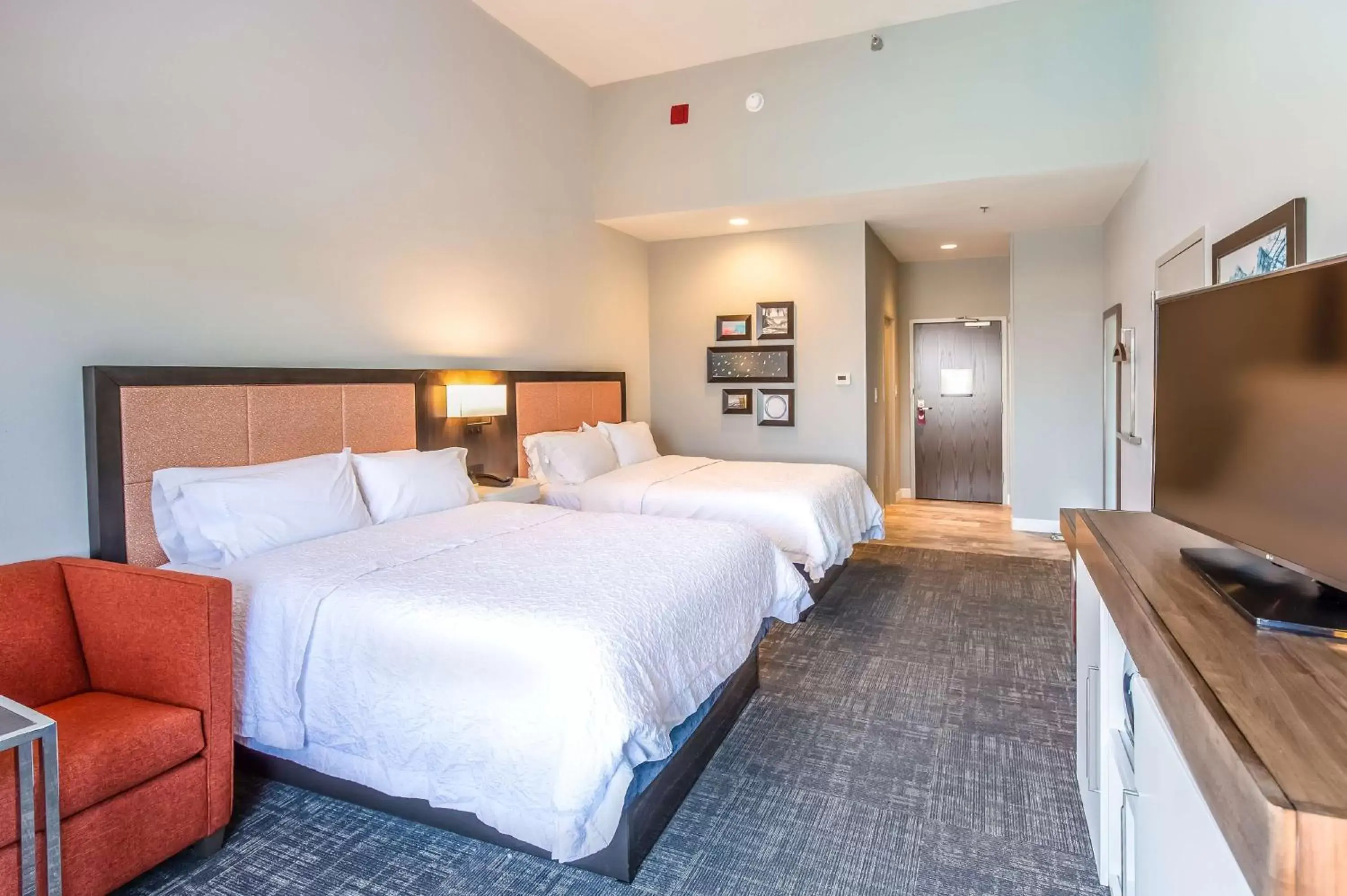 Living room, Bed in Hampton Inn Pensacola Beach