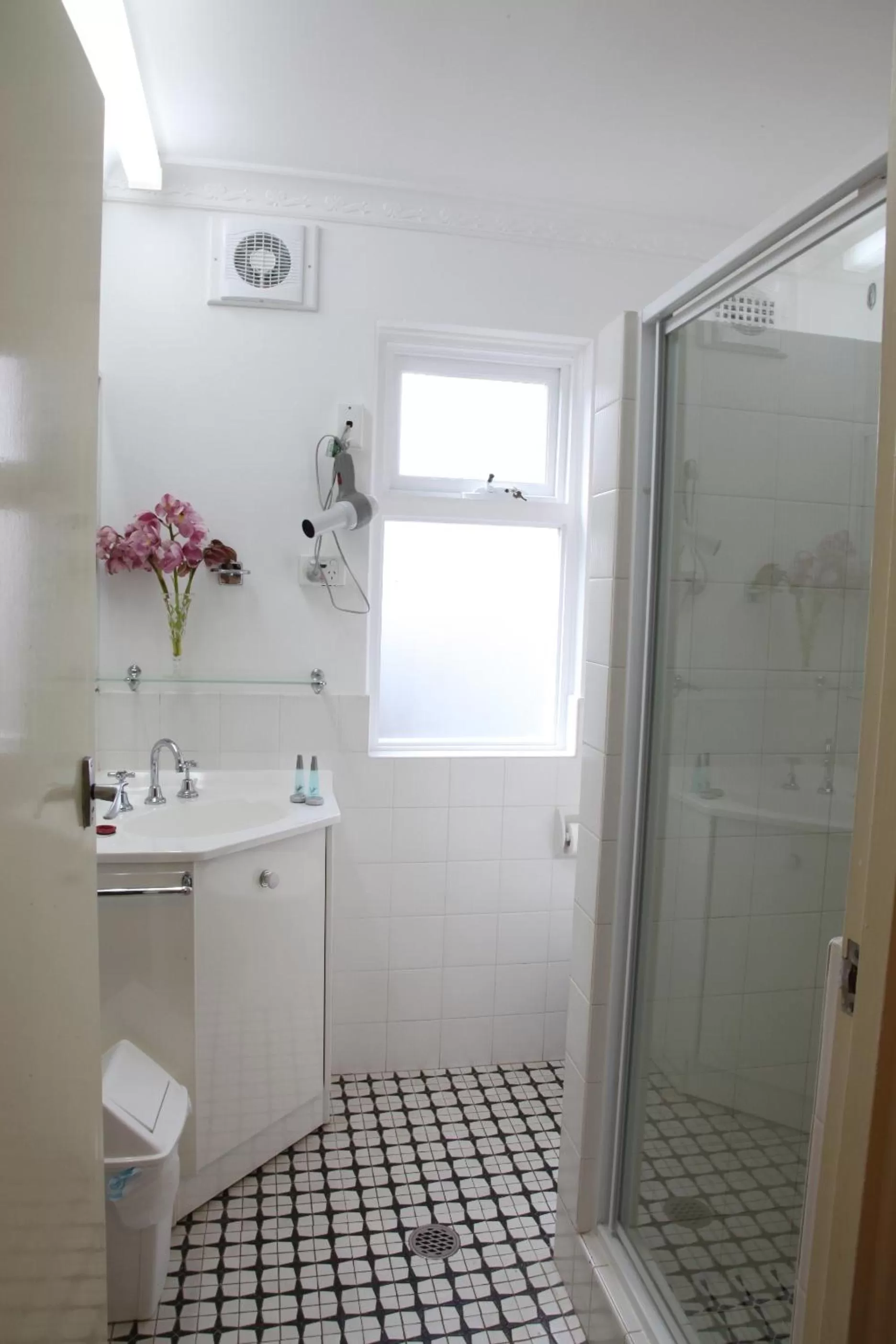 Bathroom in Three Explorers Motel