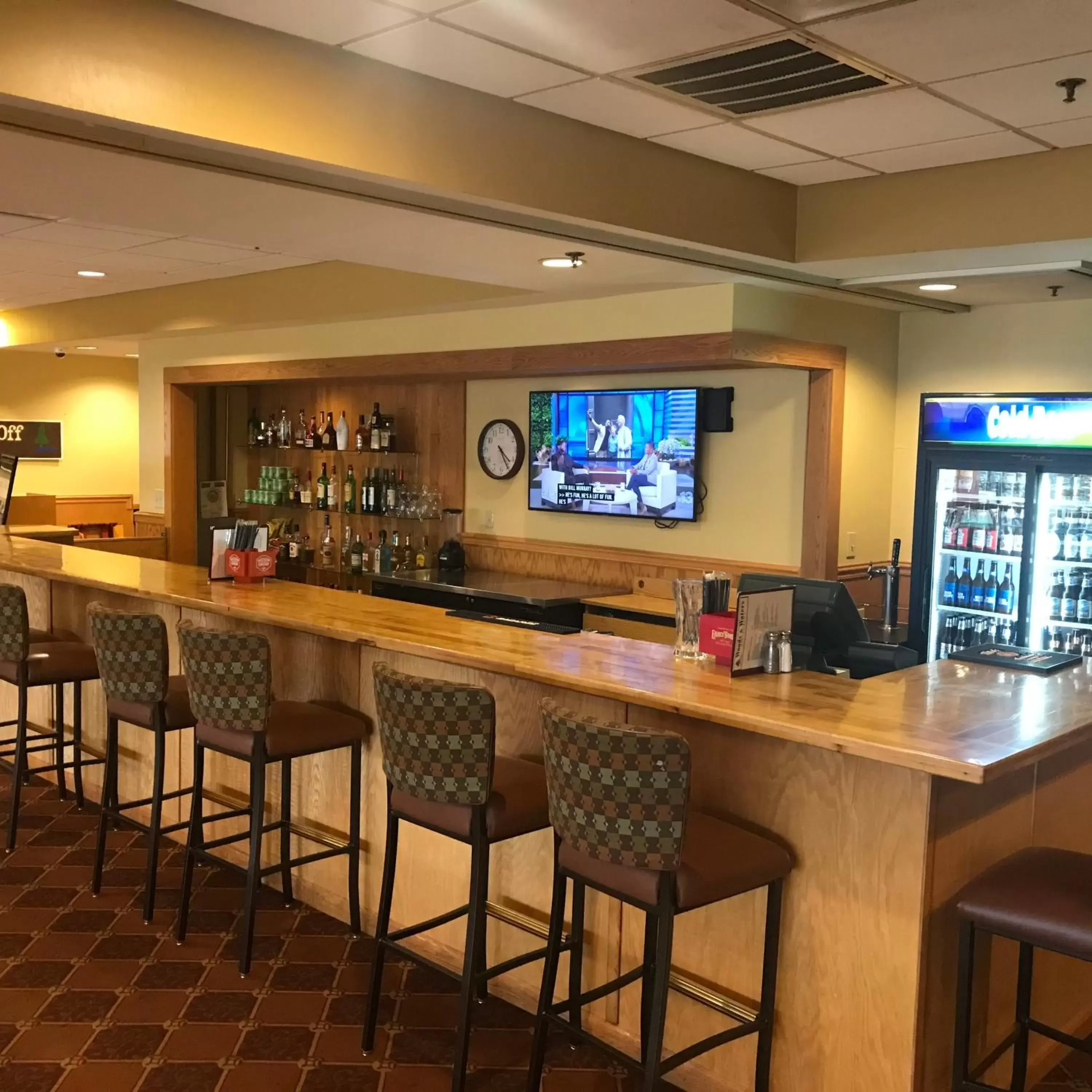 Lounge or bar, Lounge/Bar in Days Inn & Suites by Wyndham Sutton Flatwoods