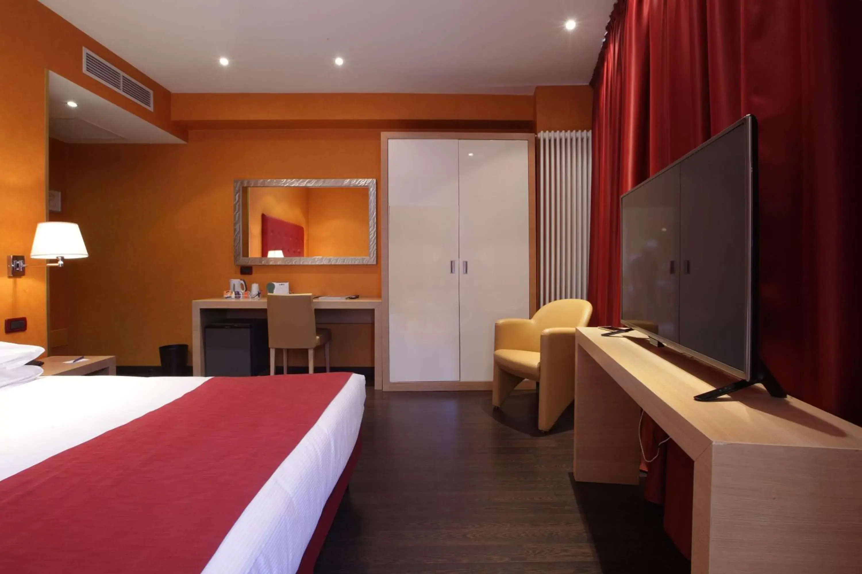 Bedroom, TV/Entertainment Center in Best Western Hotel Piemontese