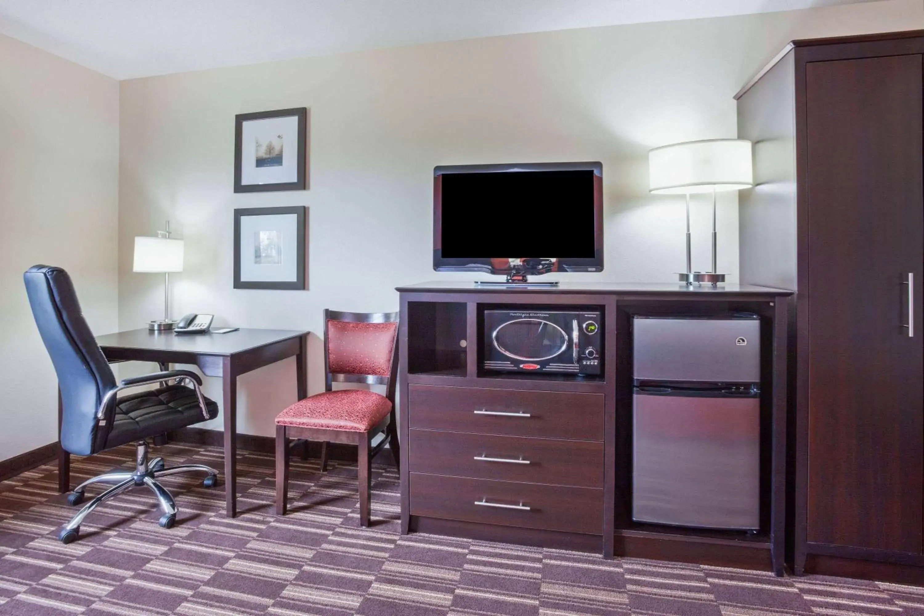 Photo of the whole room, TV/Entertainment Center in AmericInn by Wyndham Sartell