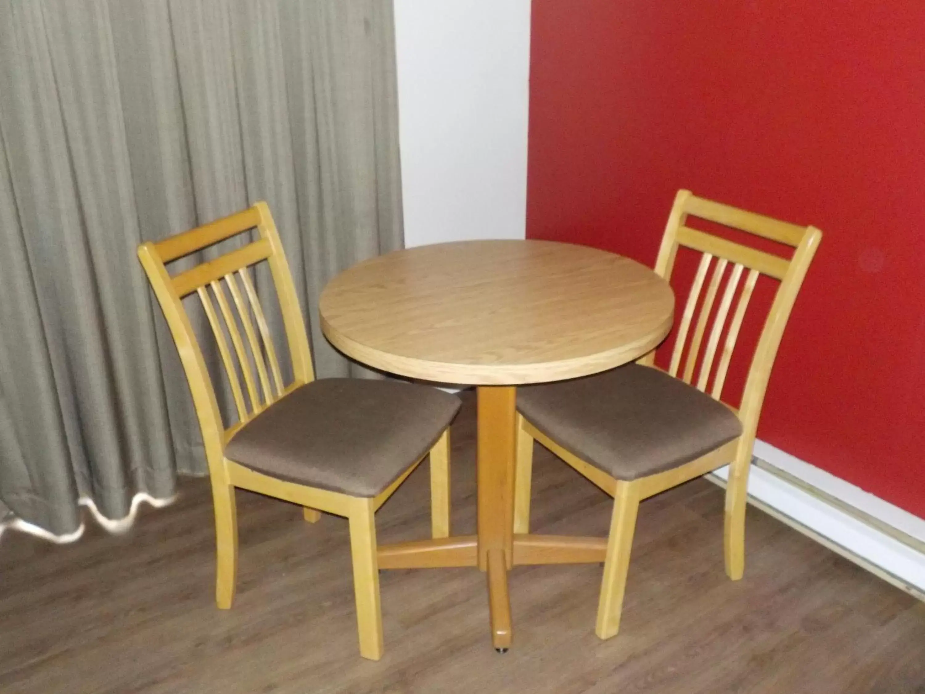 Dining Area in Econolodge Vernon