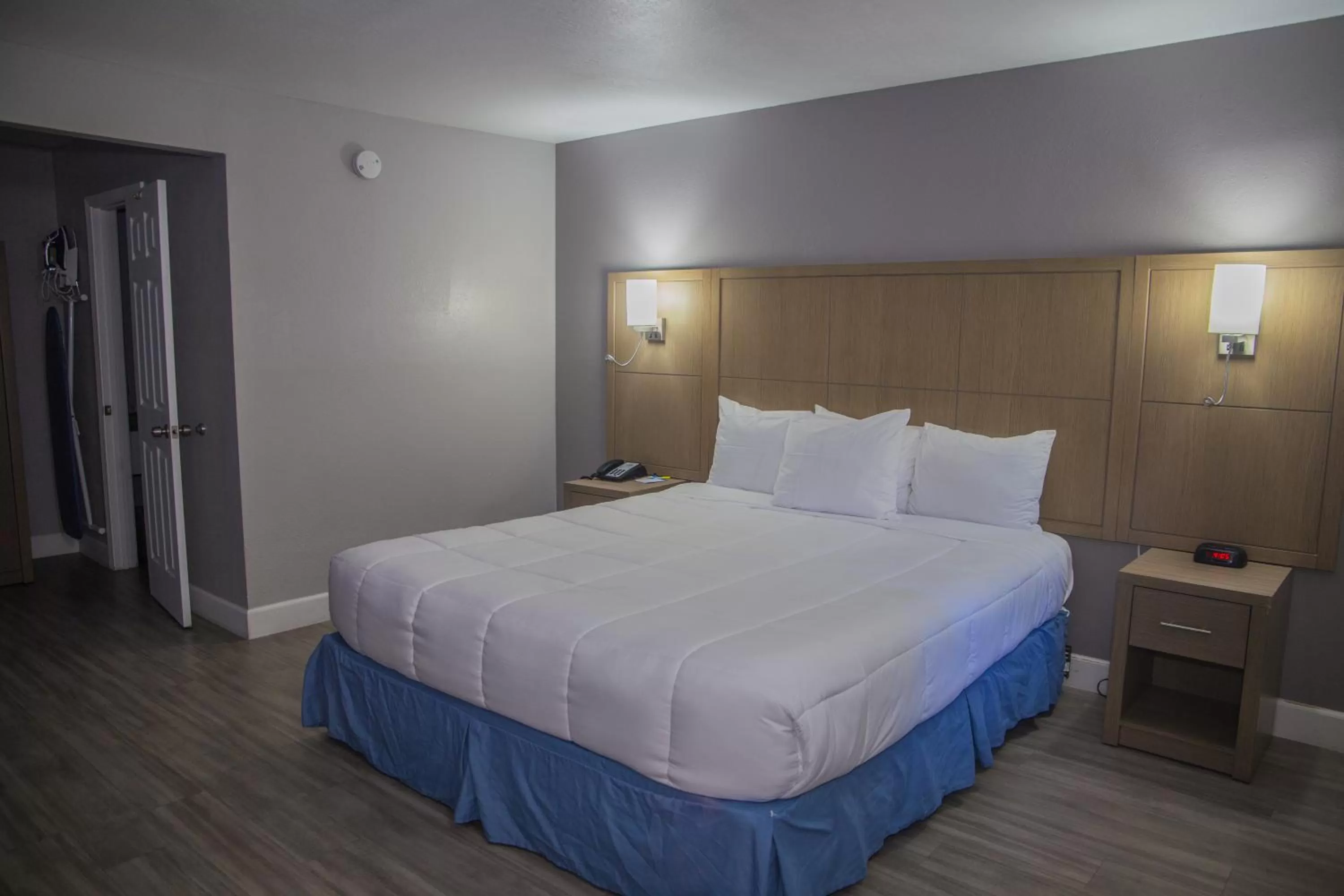 Bed in Days Inn by Wyndham Redwood City