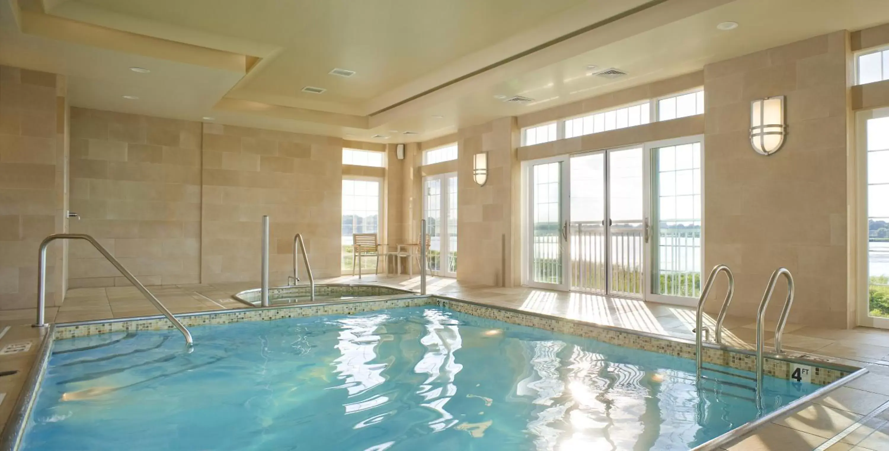 Hot Tub, Swimming Pool in Newport Beach Hotel & Suites