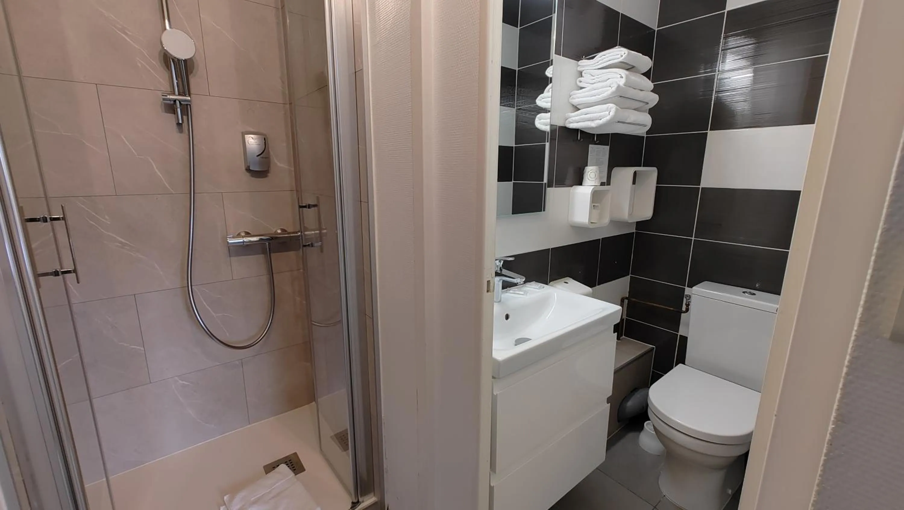 Bathroom in Logis Hôtel Les Bleuets