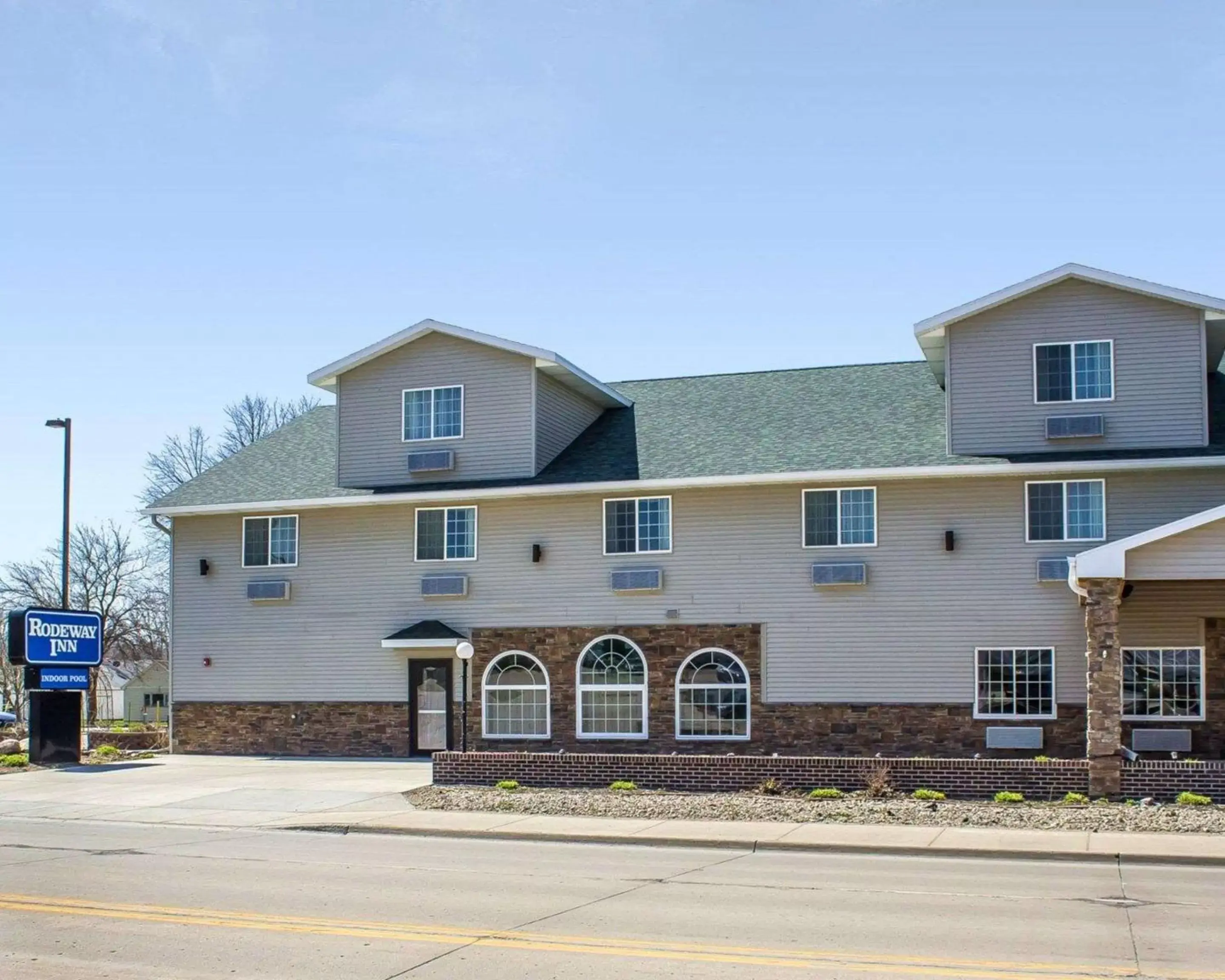 Property Building in Rodeway Inn & Suites - Okoboji