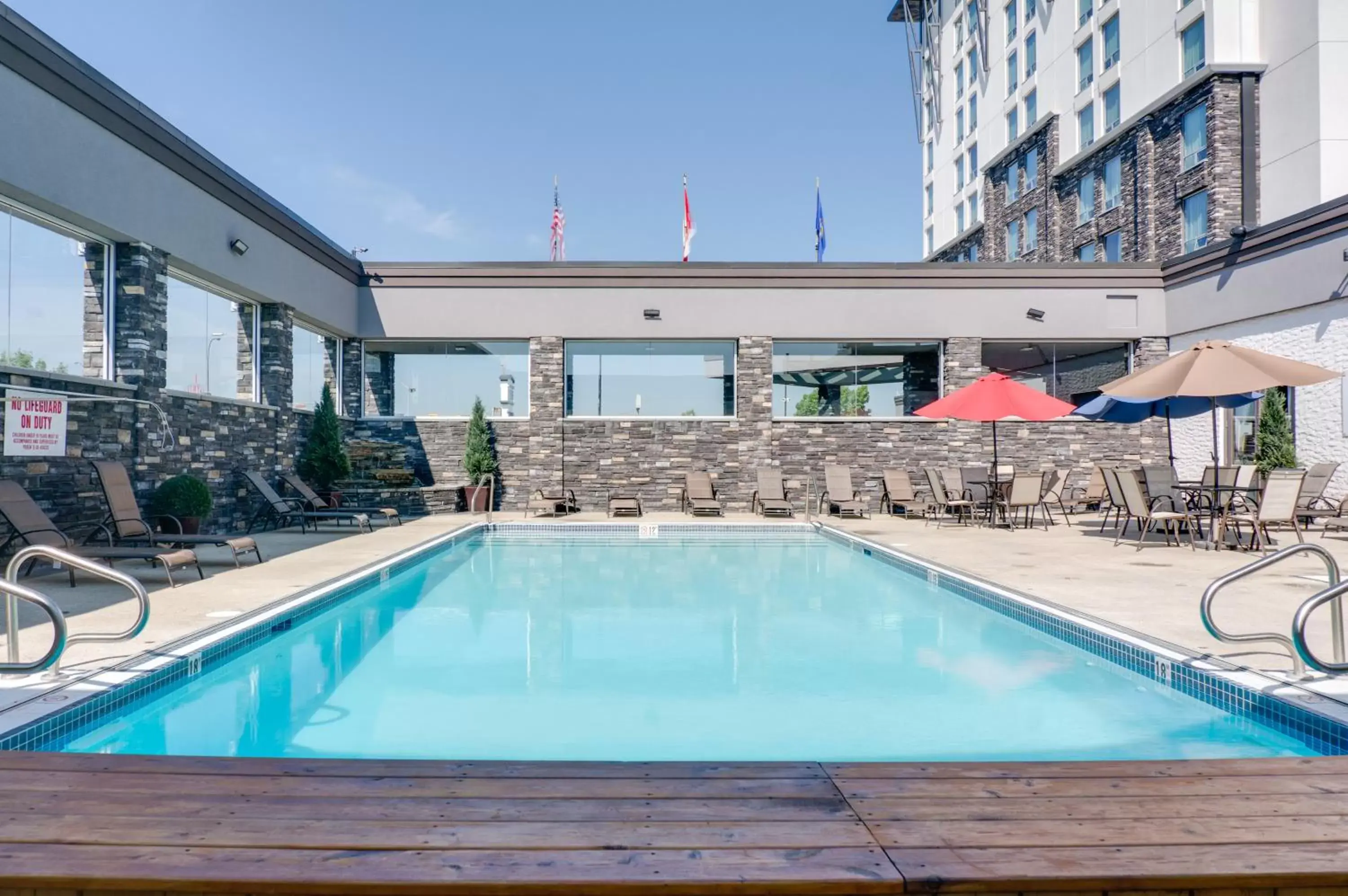 Hot Tub, Swimming Pool in Carriage House Hotel and Conference Centre