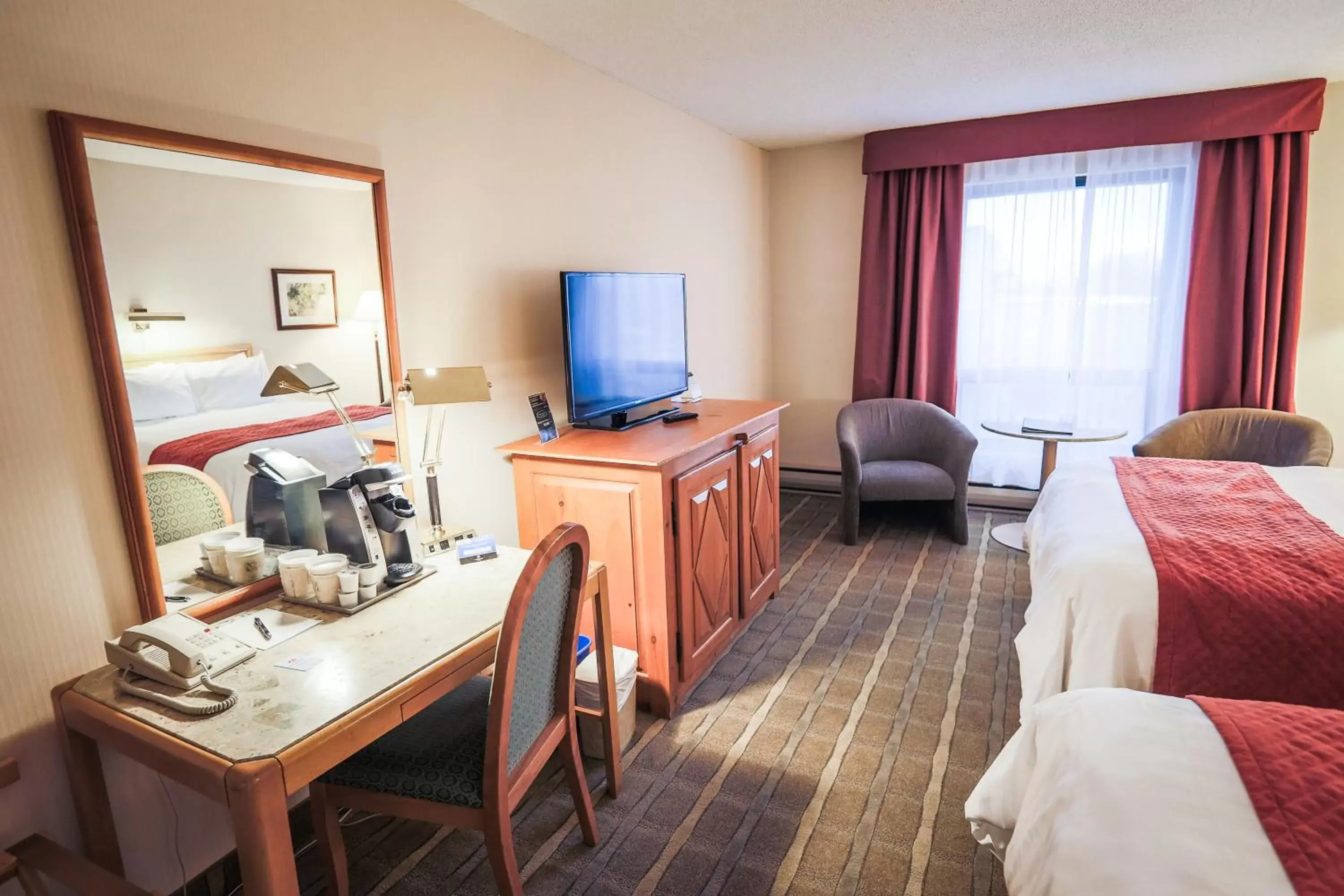 Bedroom, TV/Entertainment Center in Hôtels Gouverneur Trois-Rivières