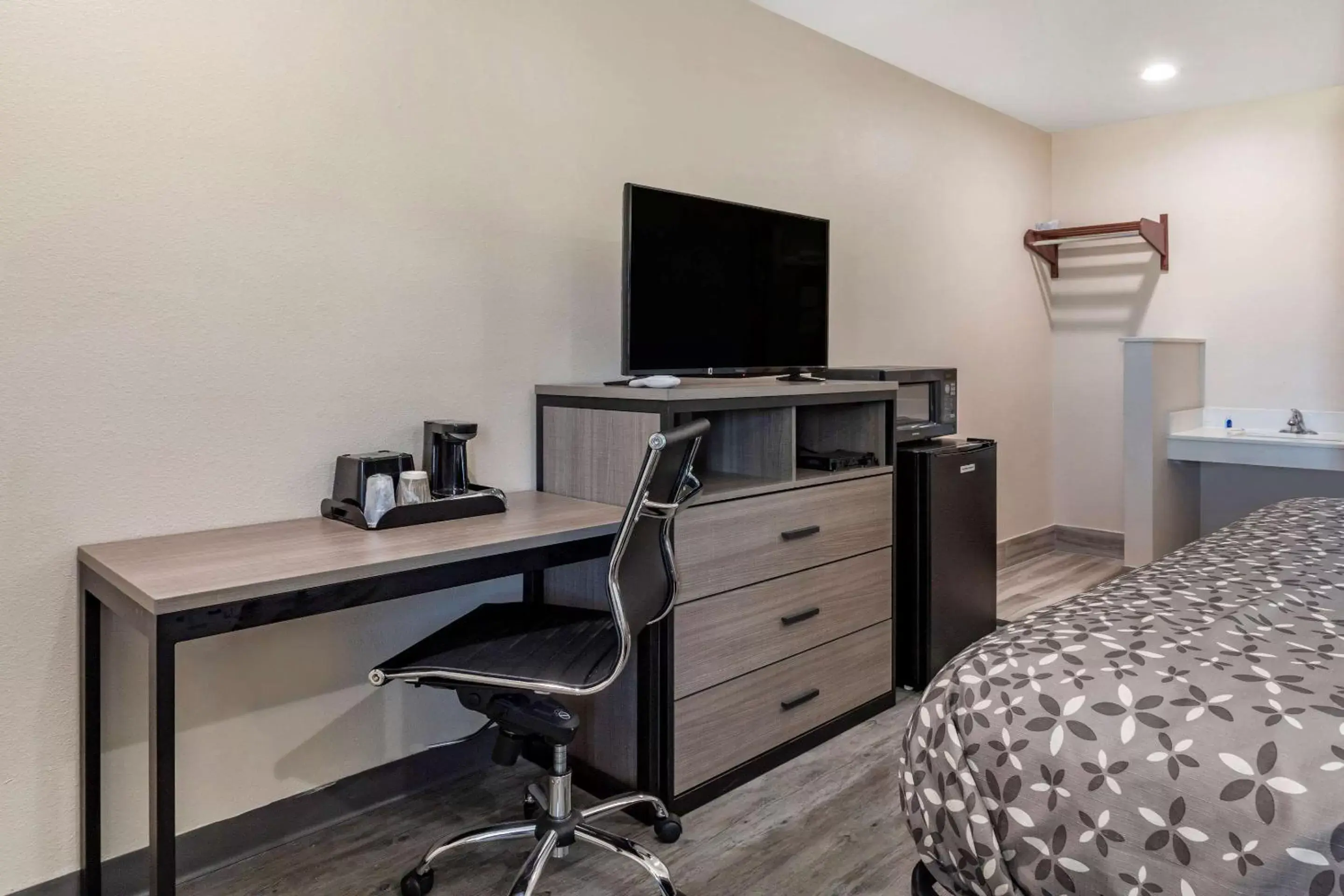 Photo of the whole room, TV/Entertainment Center in Rodeway Inn