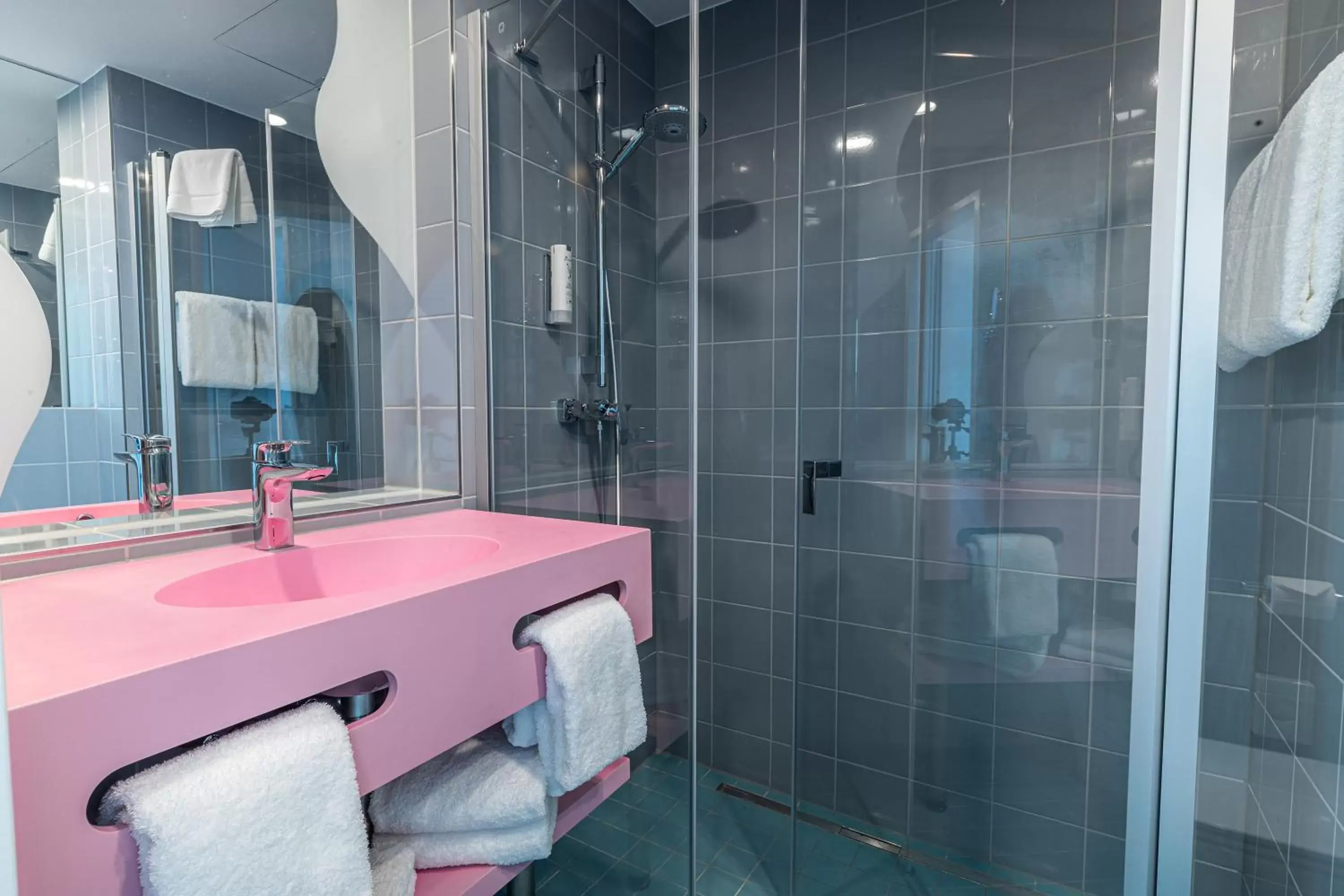 Shower, Bathroom in prizeotel Rostock-City